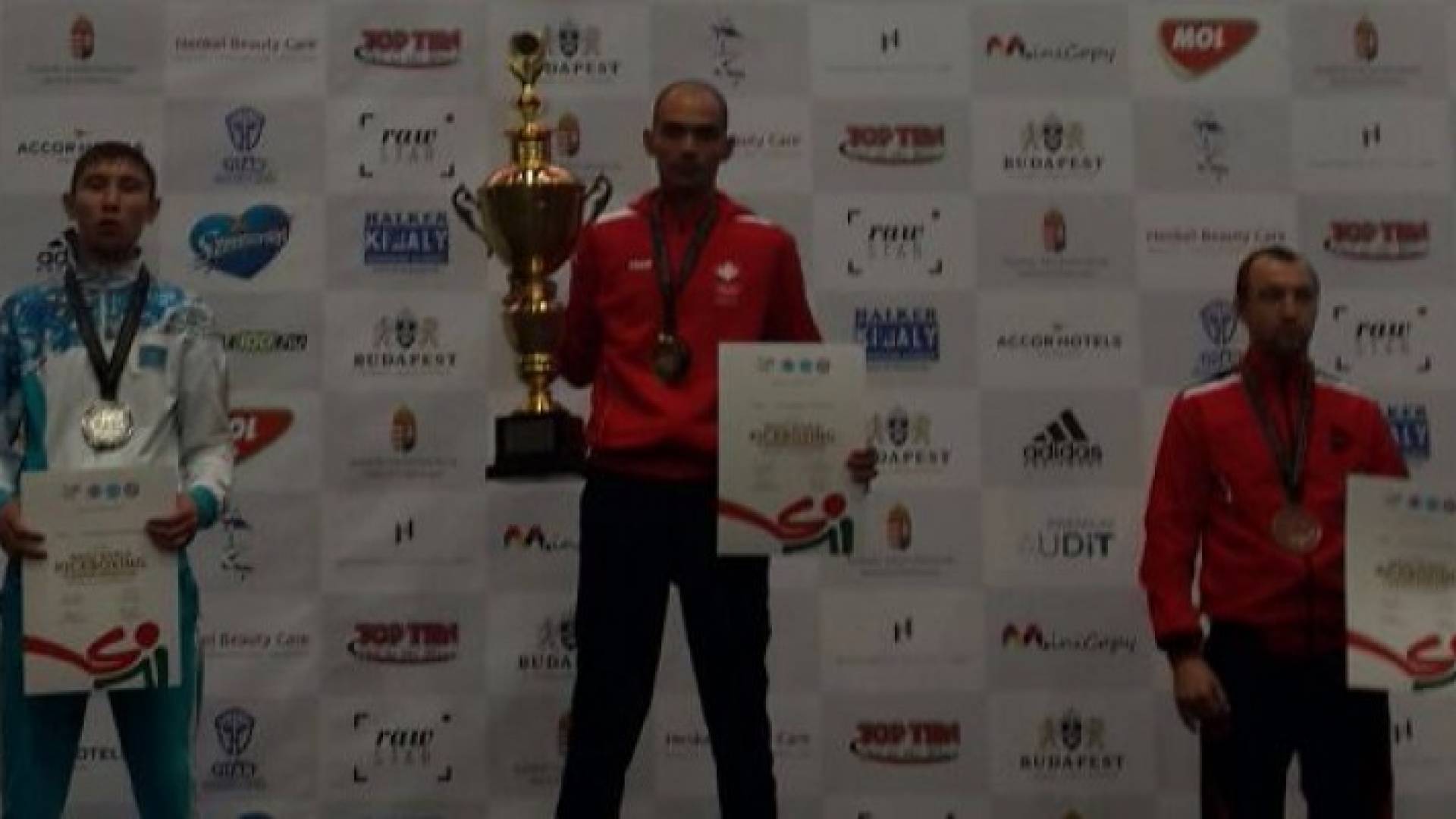 عدي أبو حصوة يحرز لقب بطولة العالم للكيك بوكسينج