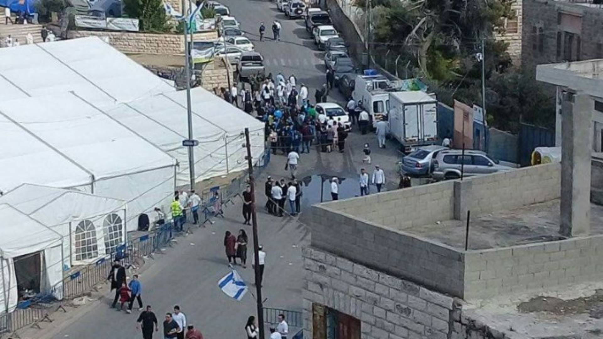 الاحتلال يحتجز فتاة فلسطينية على حاجز عسكري بالخليل