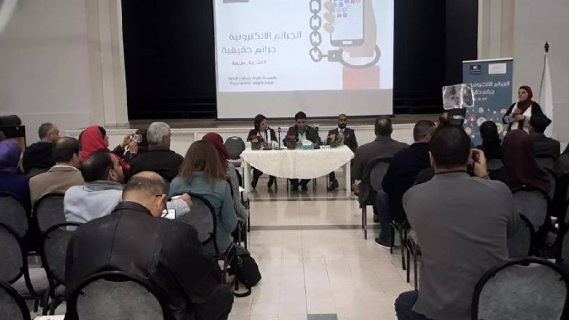 جانمب من الجلسة الحوارية 