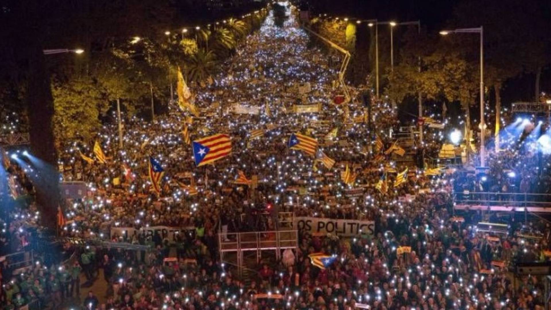 تظاهرة حاشدة في برشلونة للمطالبة بالإفراج عن القادة الانفصاليين