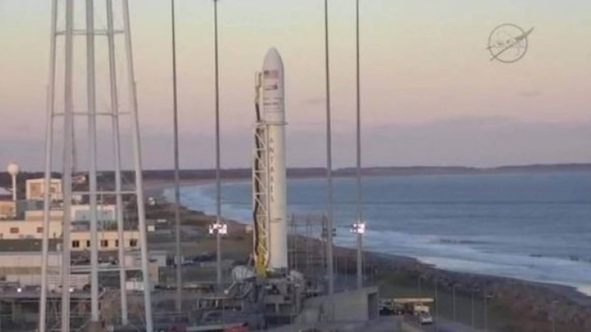 طائرة صغيرة تعرقل إطلاق صاروخ لمحطة الفضاء الدولية