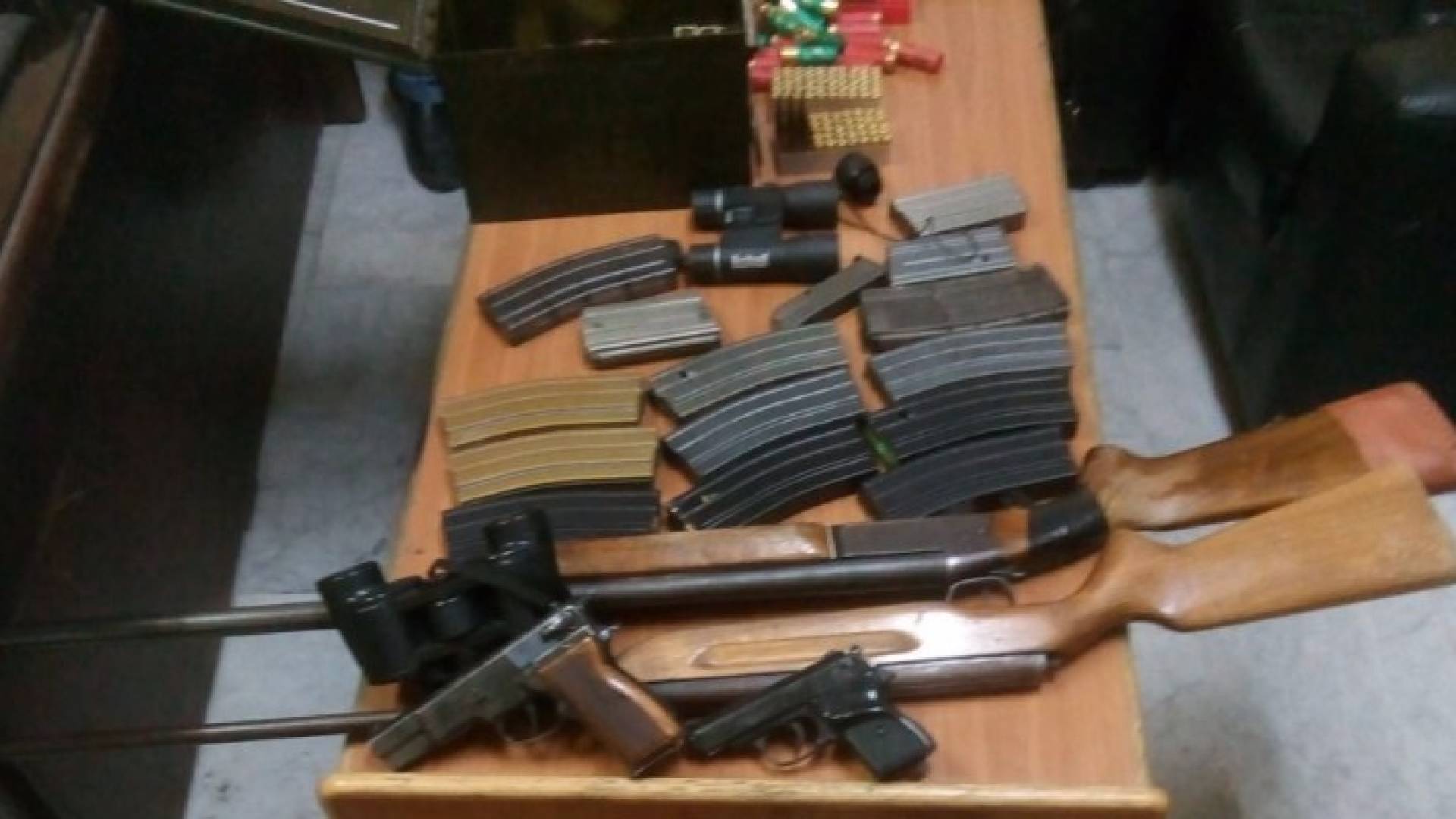 الامن يلقي القبض على شخص بحوزته اسلحة نارية وذخيرة في عمان 