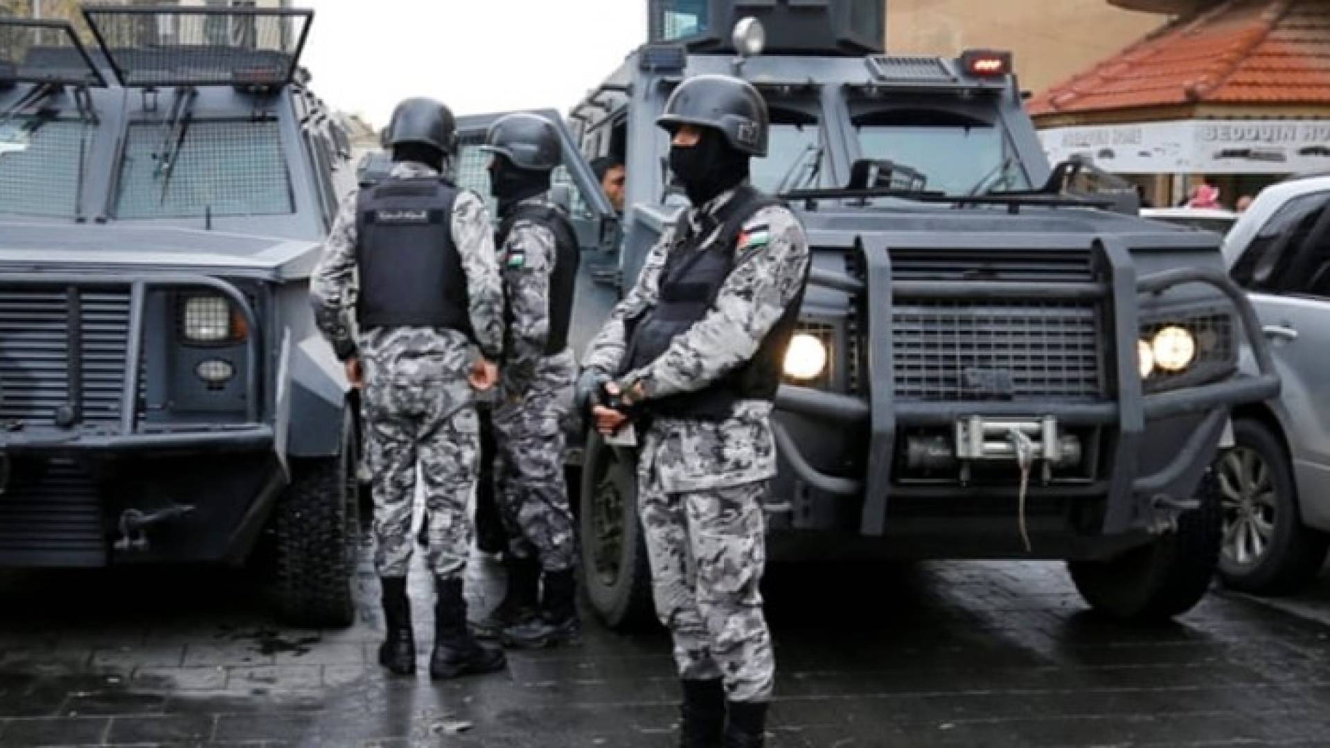 دوريات لقوات الدرك تقف قرب موقع قلعة الكرك خلال الاحداث الإرهابية - ارشيف