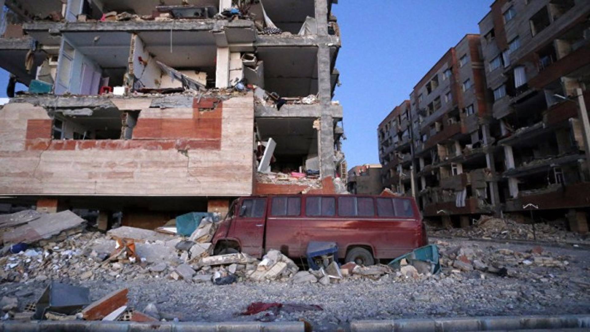 جانب من اثار الزلزال