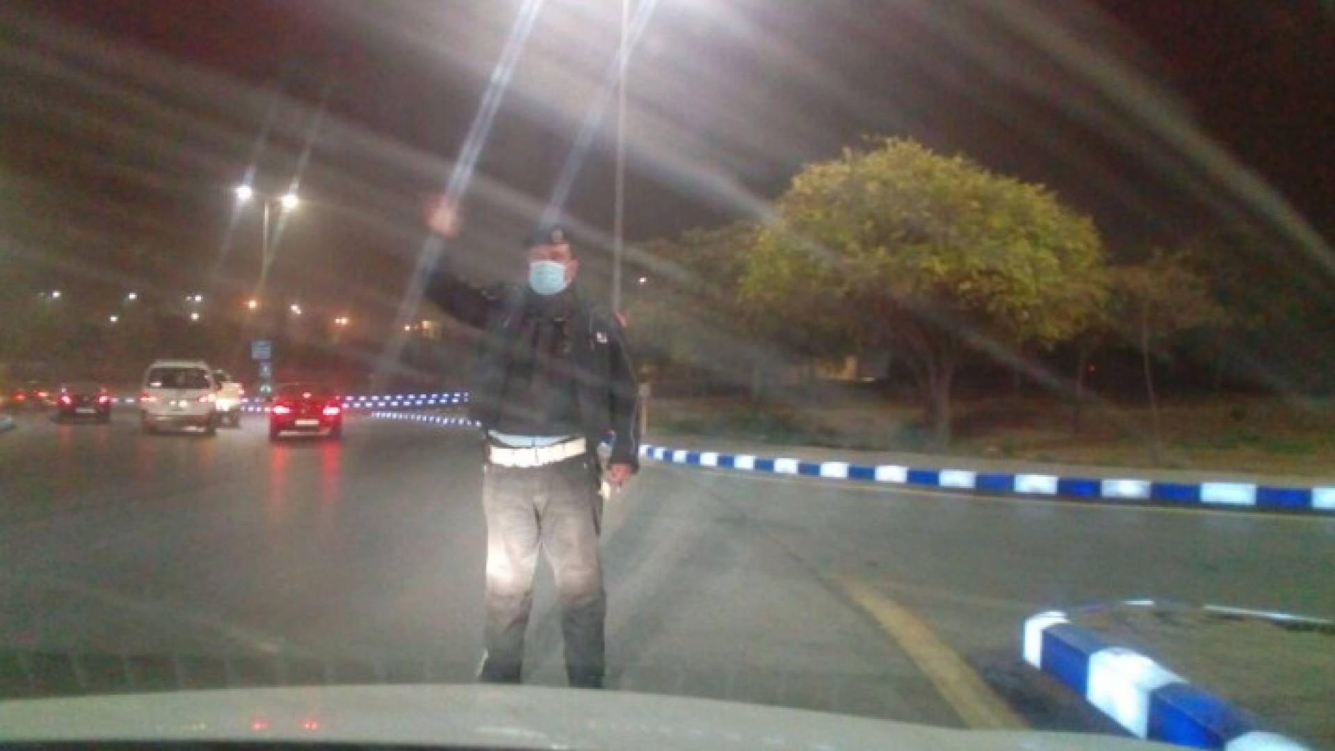 الأمن يوزع "الكمامات" على المواطنين والسائقين في عمان