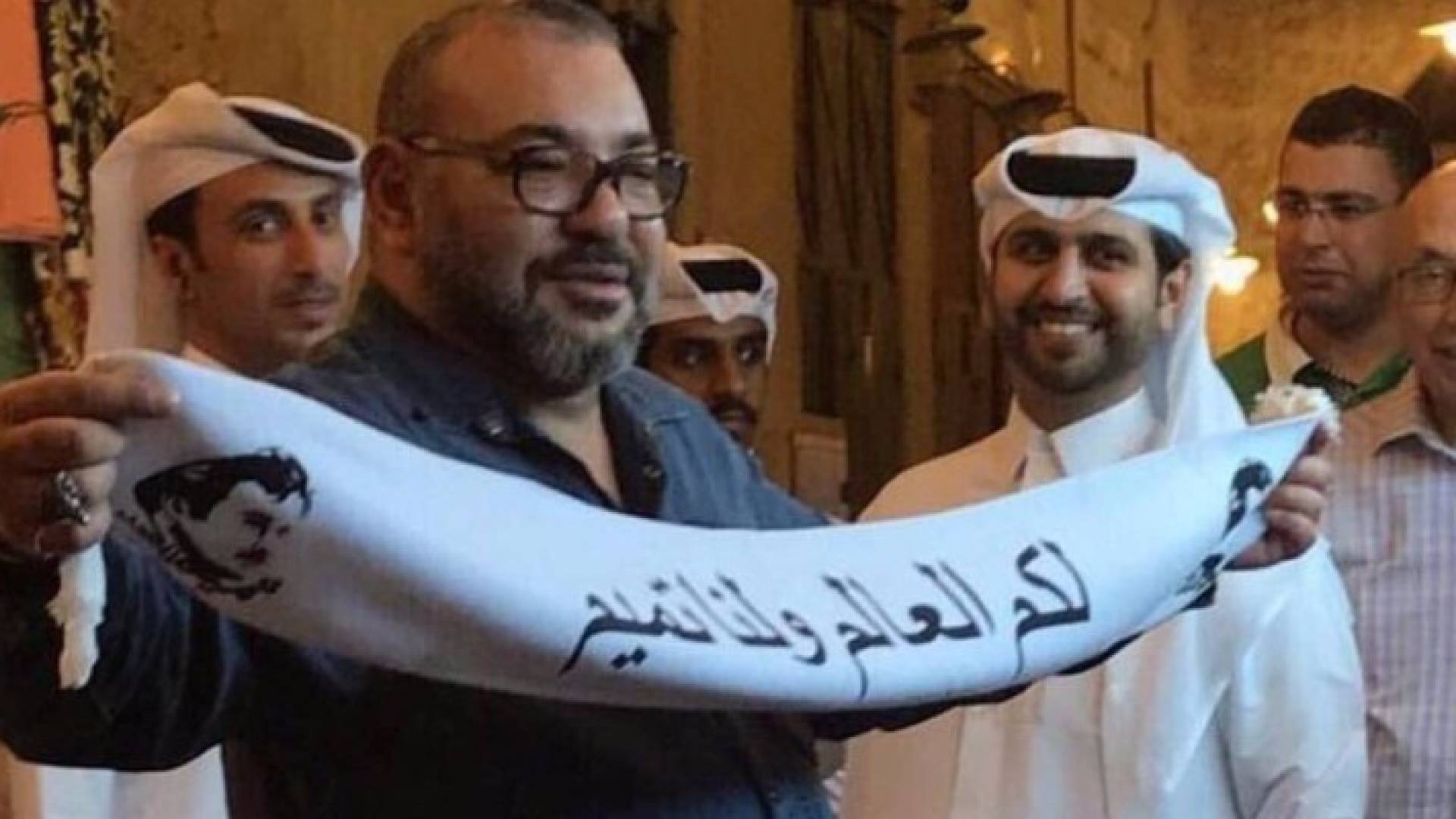العاهل المغربي يحمل شعار "لكم العالم ولنا تميم"