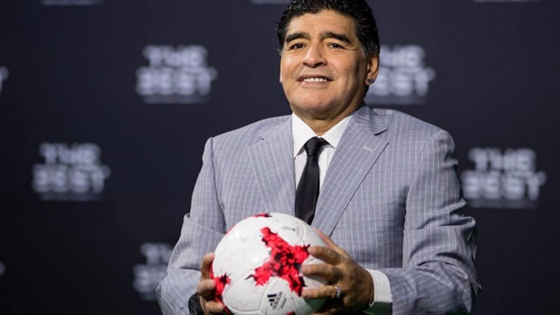 أسطورة كرة القدم الارجنتينية دييغو مارادونا