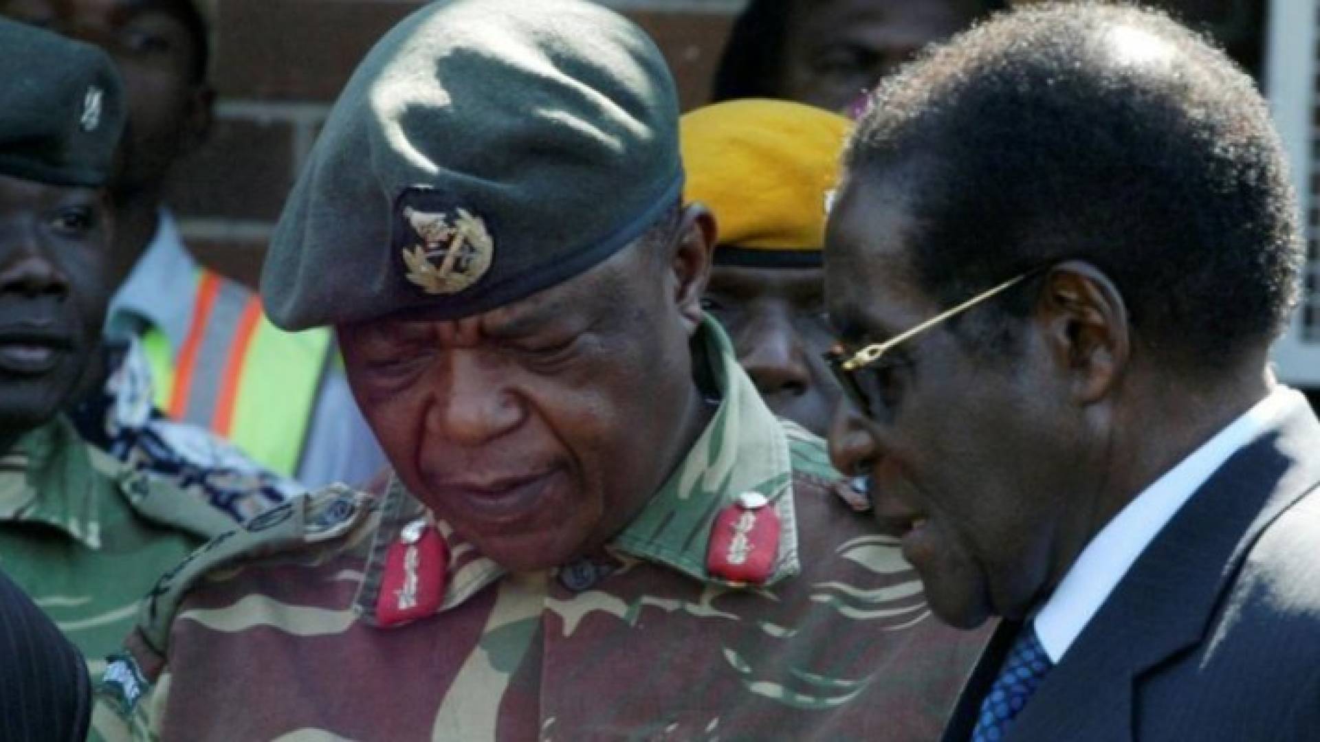رئيس زيمبابوي روبرت موغابي يتحدث مع قائد القوات المسلحة 