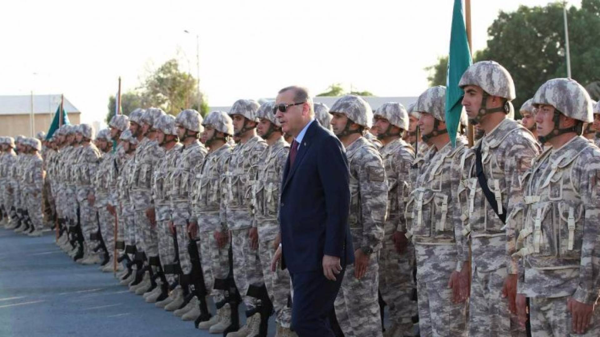 أردوغان وسط عدد من الجنود الأتراك