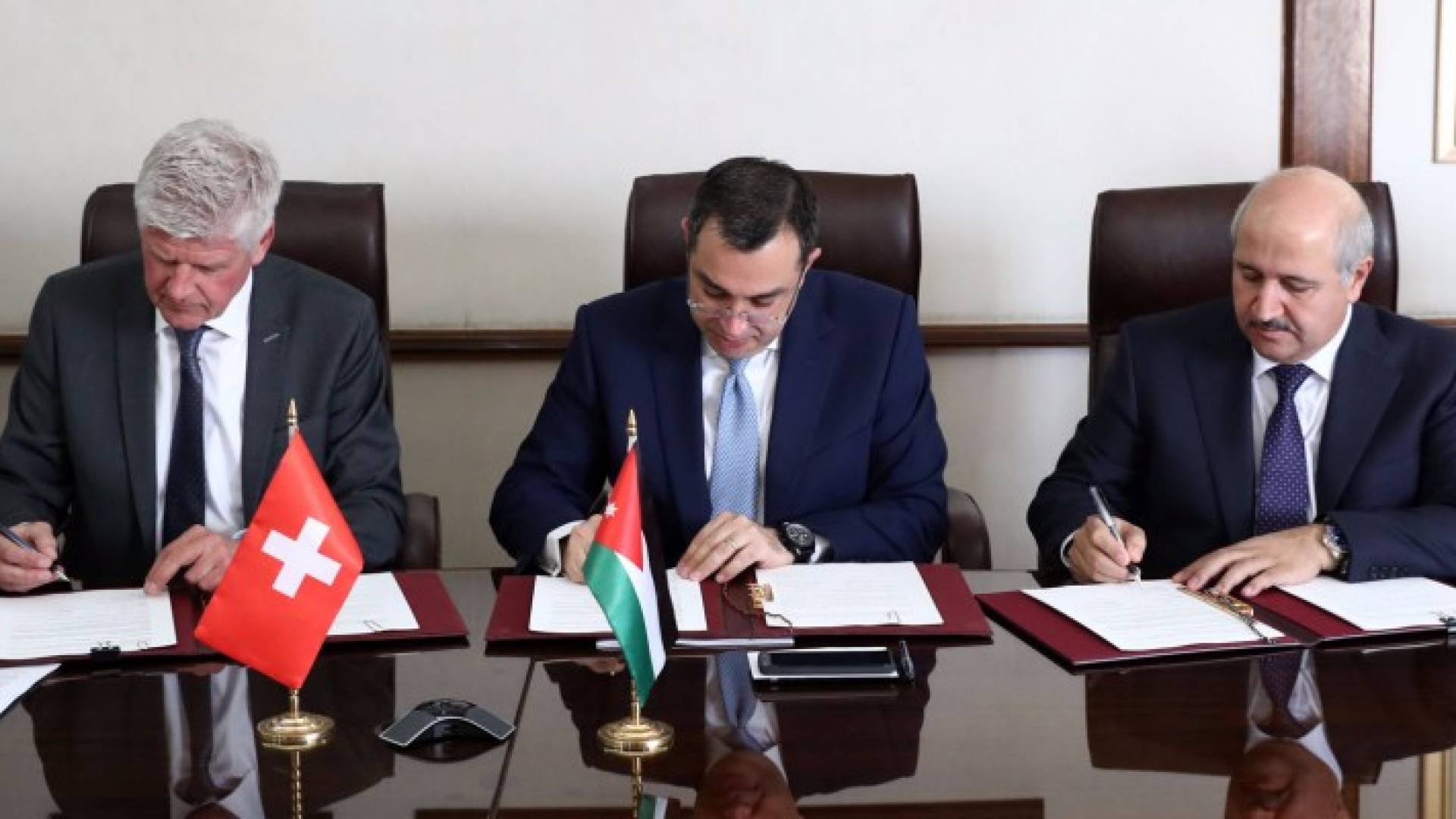 جانب من التوقيع