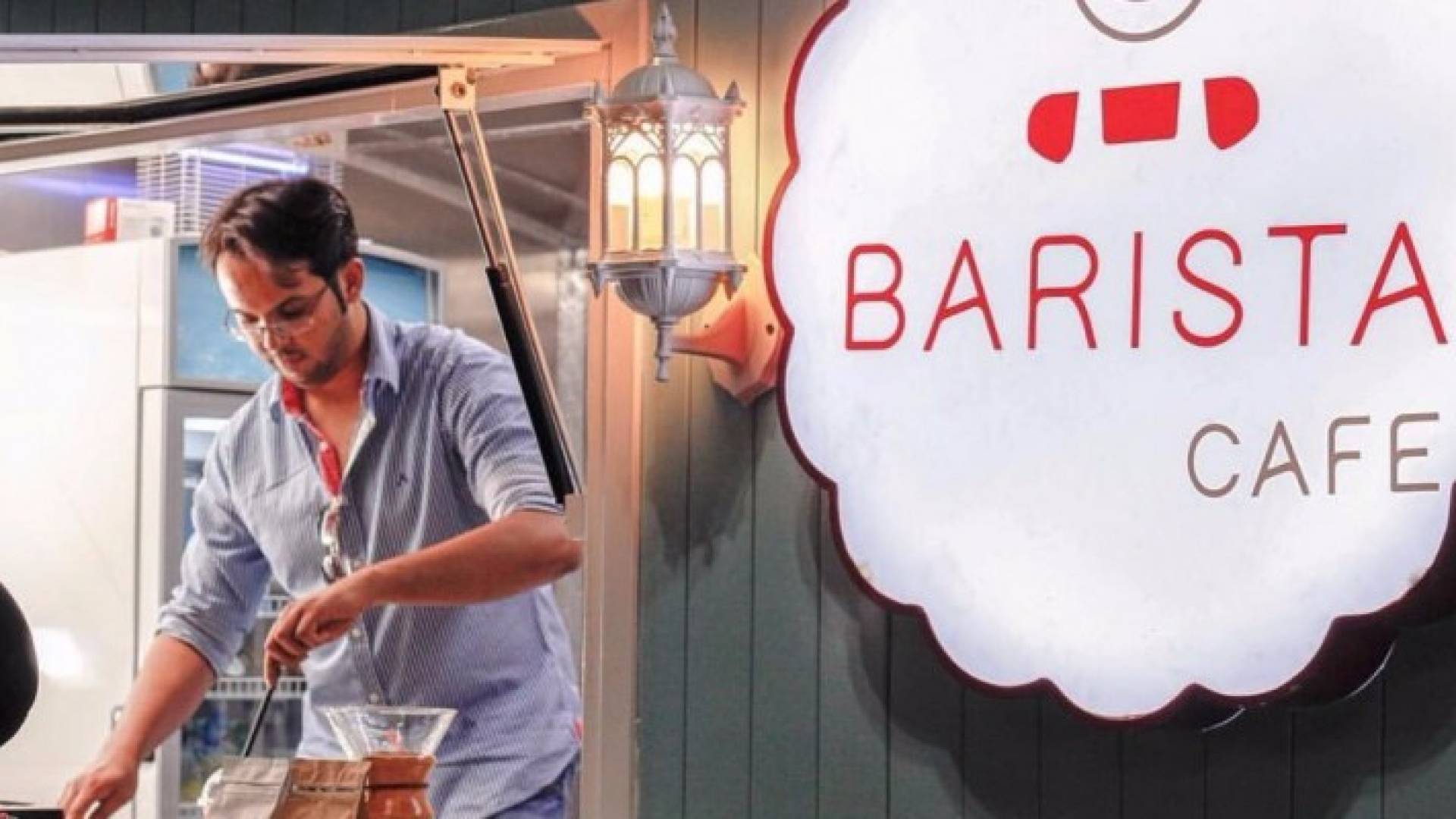 طبيب سعودي يتحول إلى بائع قهوة