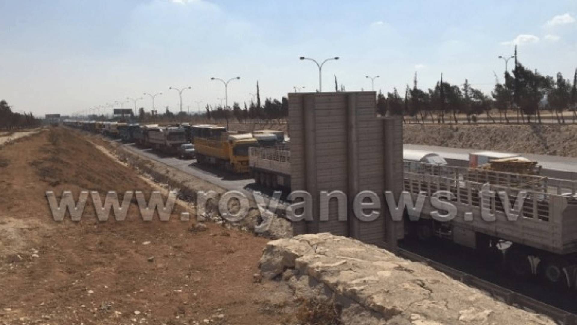 جانب من اعتصام اصحاب الشاحنات بالقرب من جسر المطار- أرشيفية