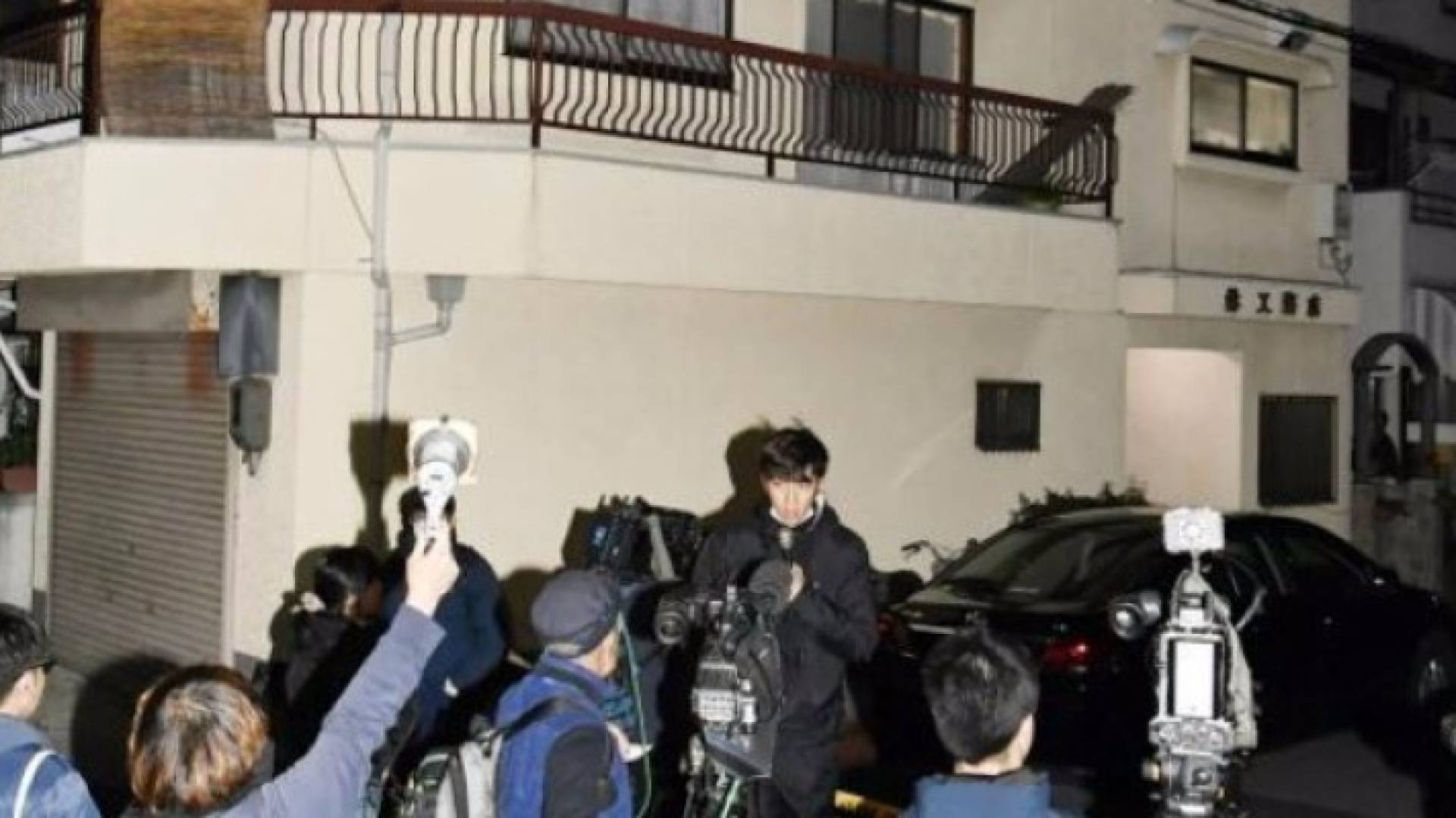 من أمام المبنى حيث أخفت الجثث