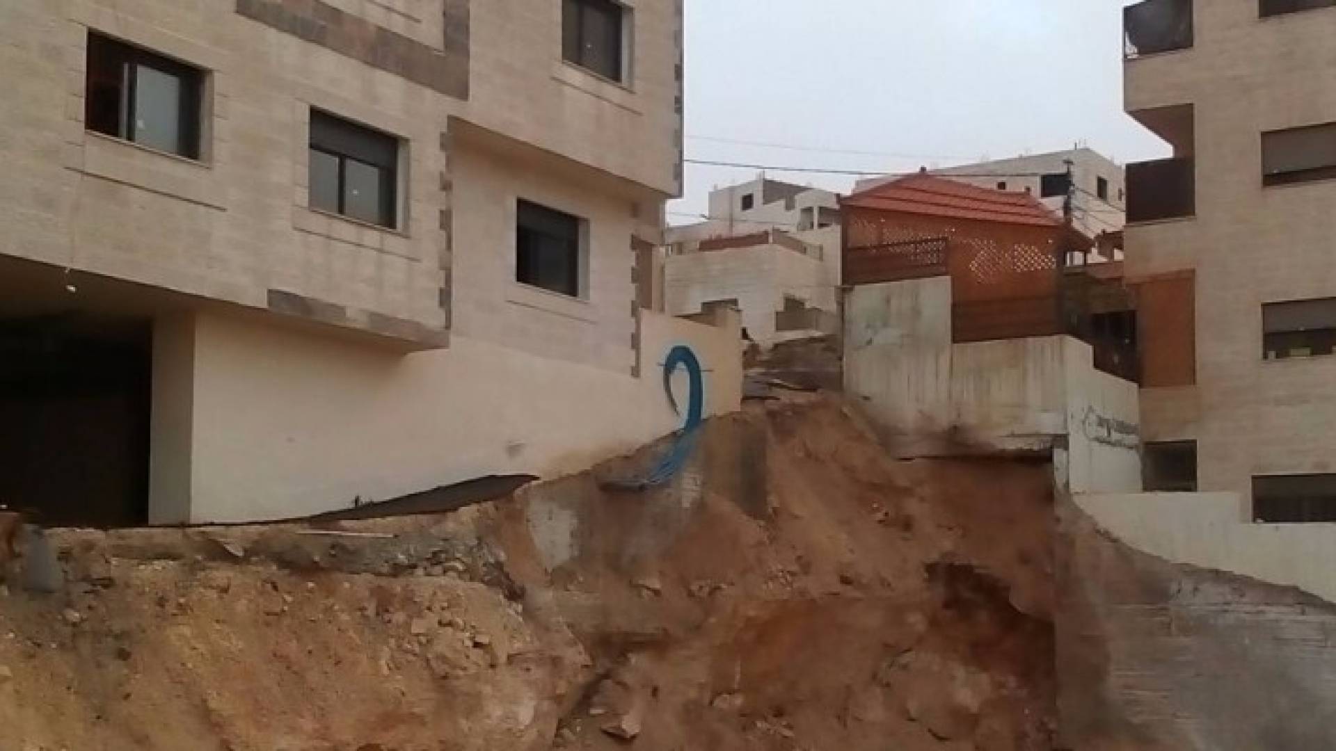 عمان.. اخلاء مبنيين آيلين للسقوط في القويسمة