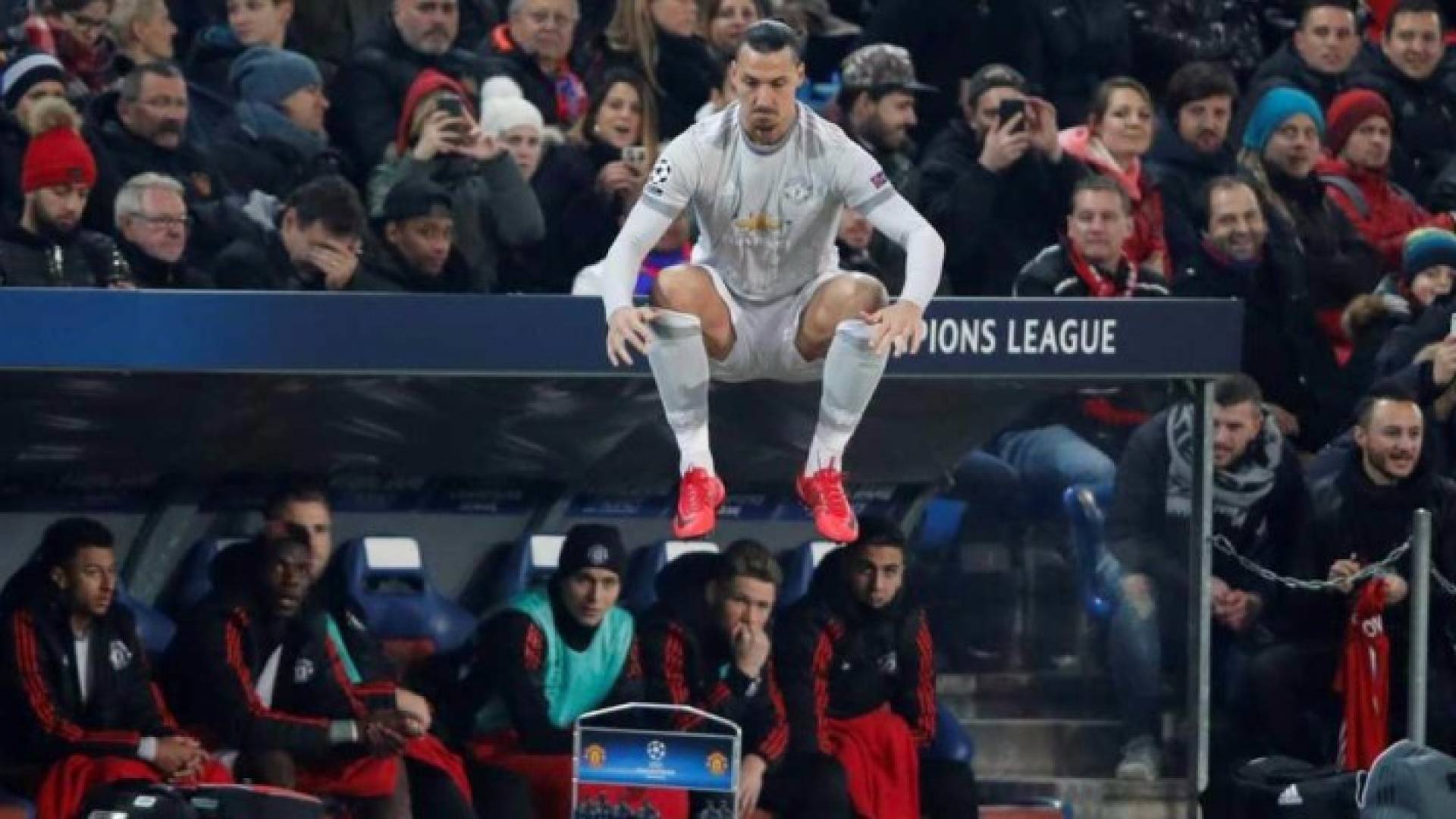 ابرا خلال الاحماء للدخول للمباراة