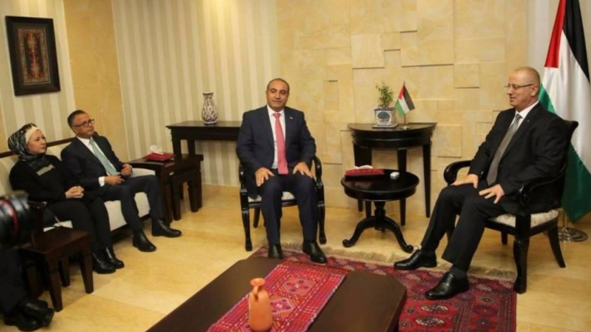 أمين عمان يلتقي الرئيس الفلسطيني
