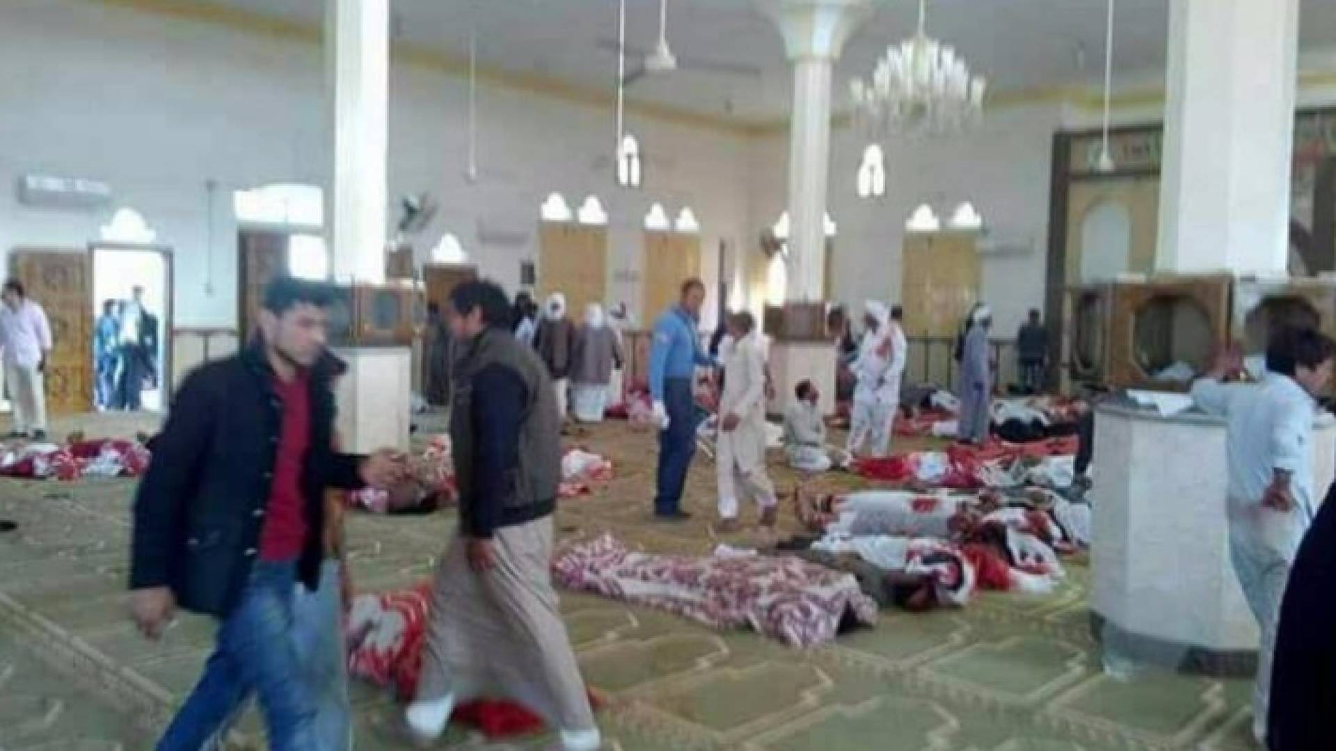 صورة من داخل مسجد الروضة الذي شهد الهجوم الدامي