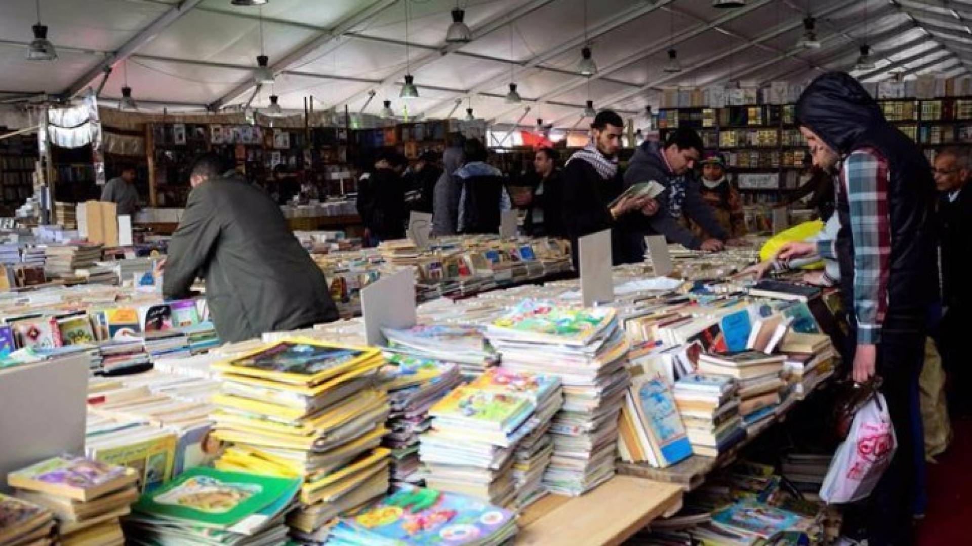 جانب من أحد معارض الكتب في القاهرة 