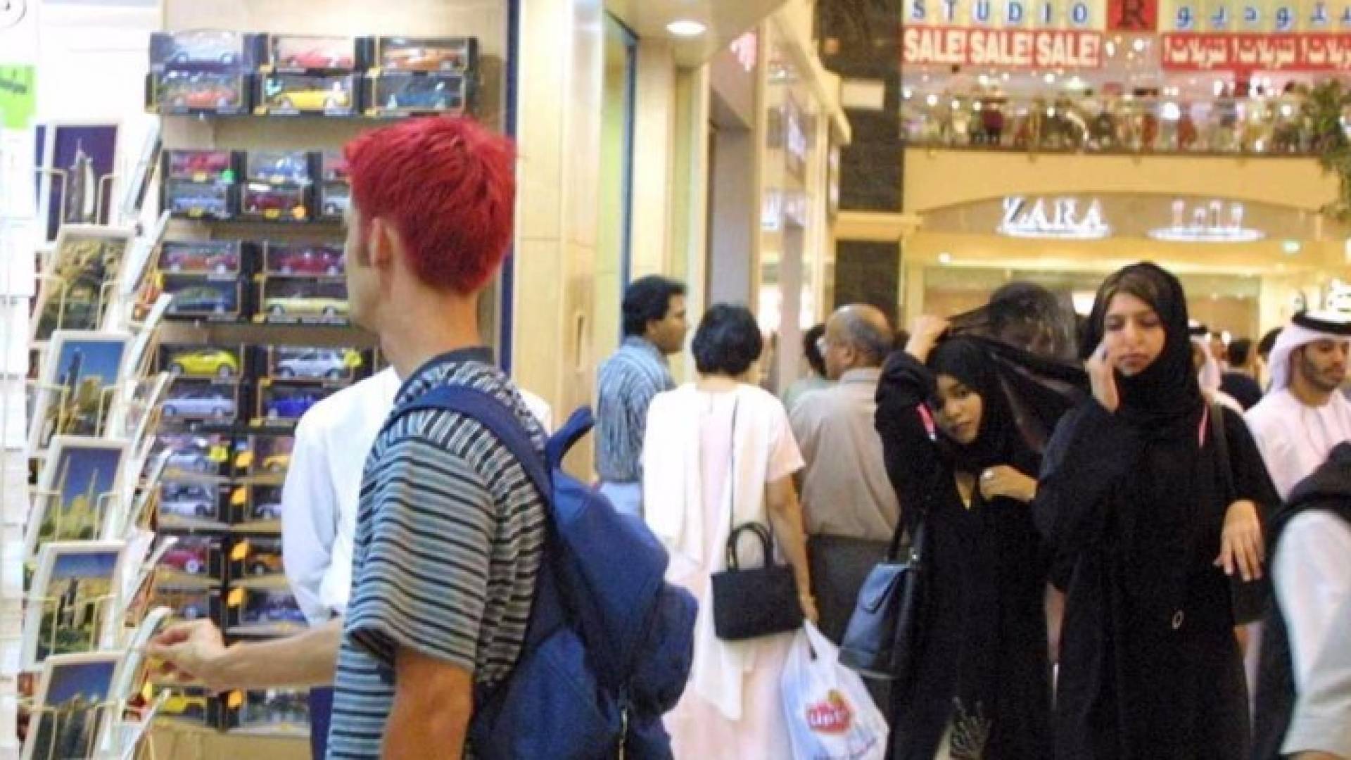 في أحد المراكز التجارية بالإمارات العربية المتحدة - أرشيفية 