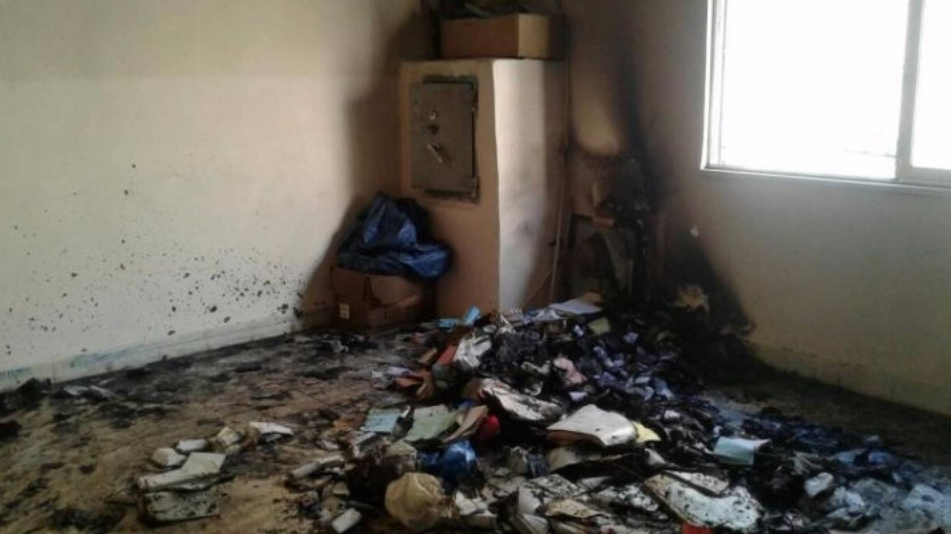 جانب من الاعتداء على قاصة مكتب بريد مخيم الشهيد عزمي المفتي