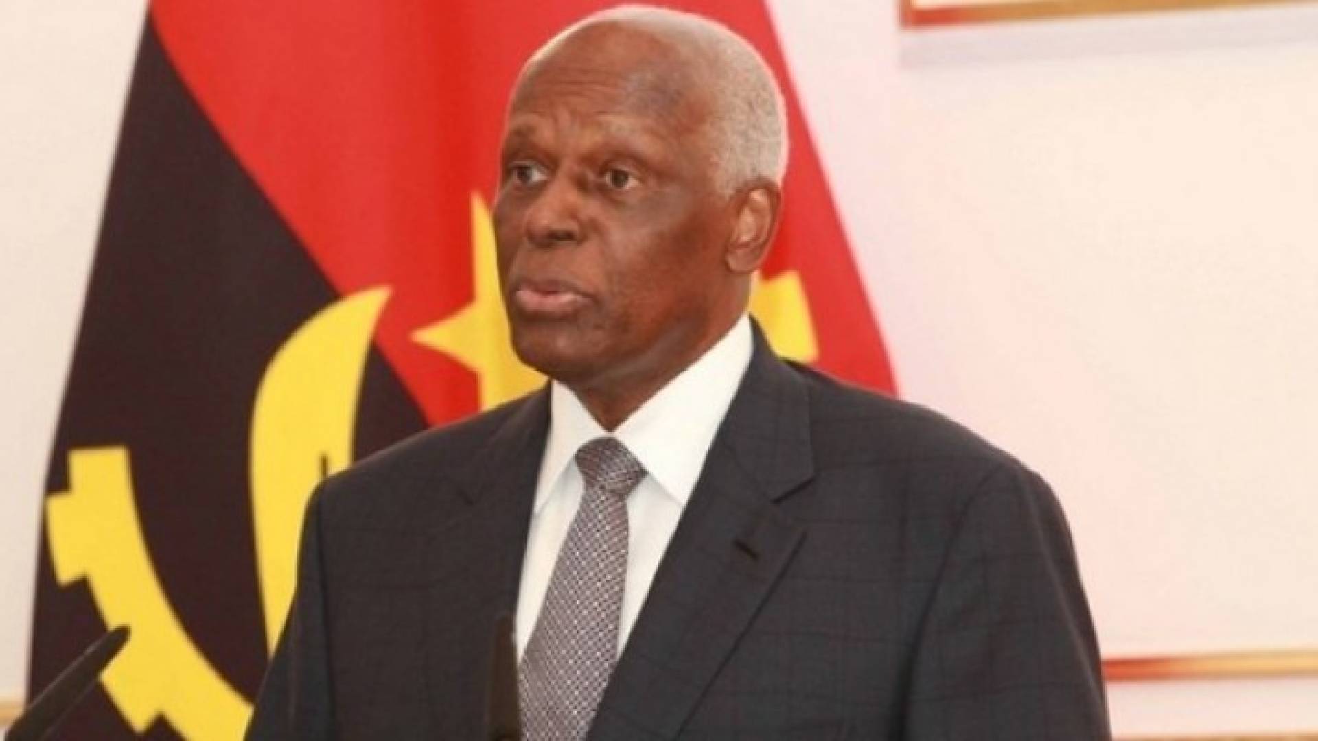 الرئيس السابق دوس سانتوس