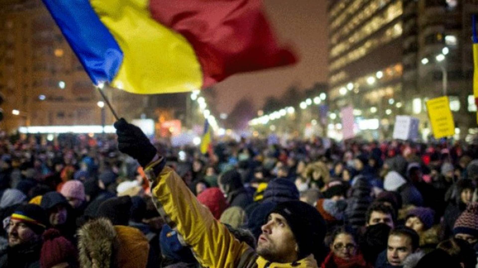 آلاف الرومانيين في الشارع احتجاجا على سياسة الحكومة