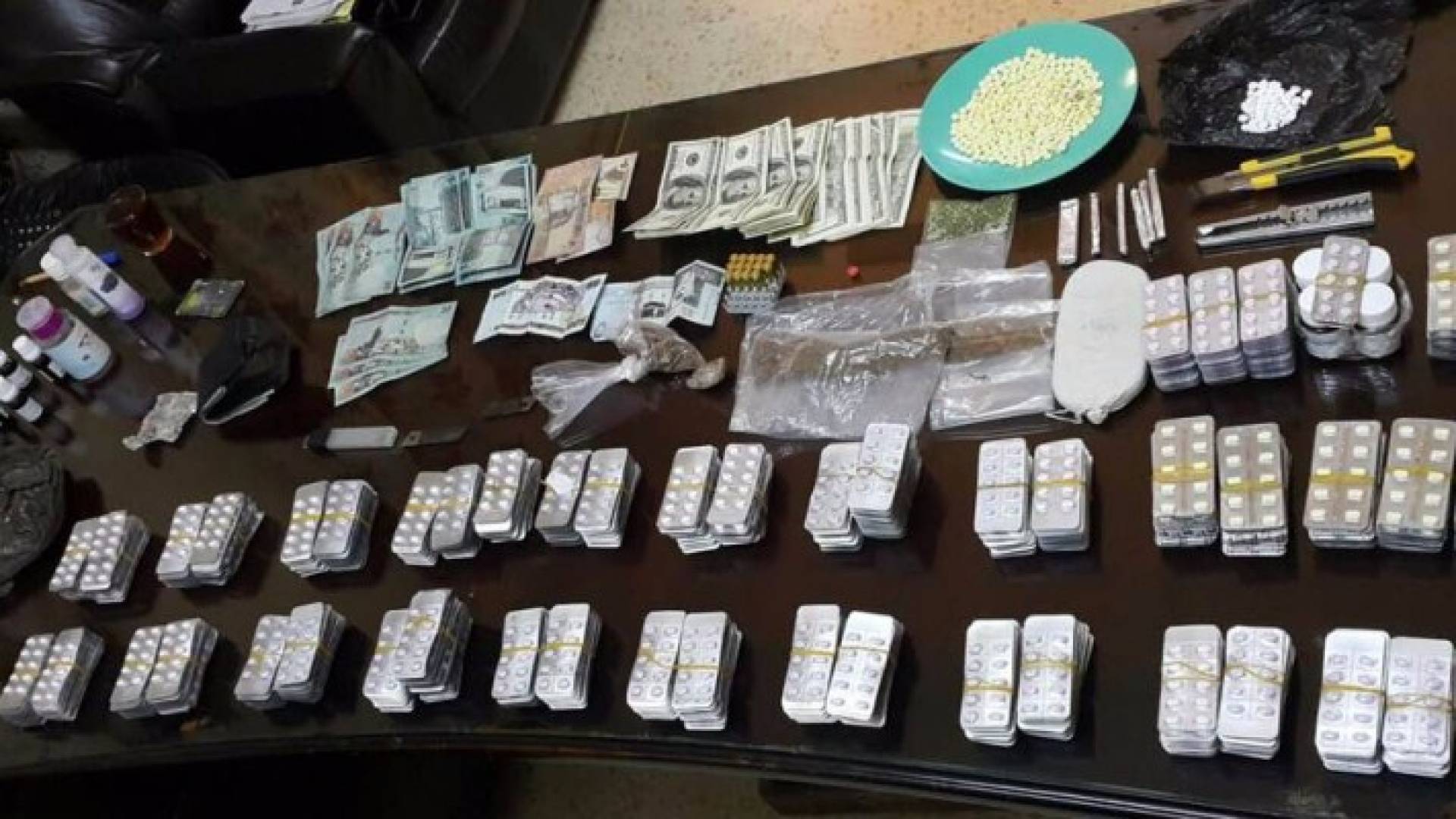 جانب من المخدرات المضبوطة 