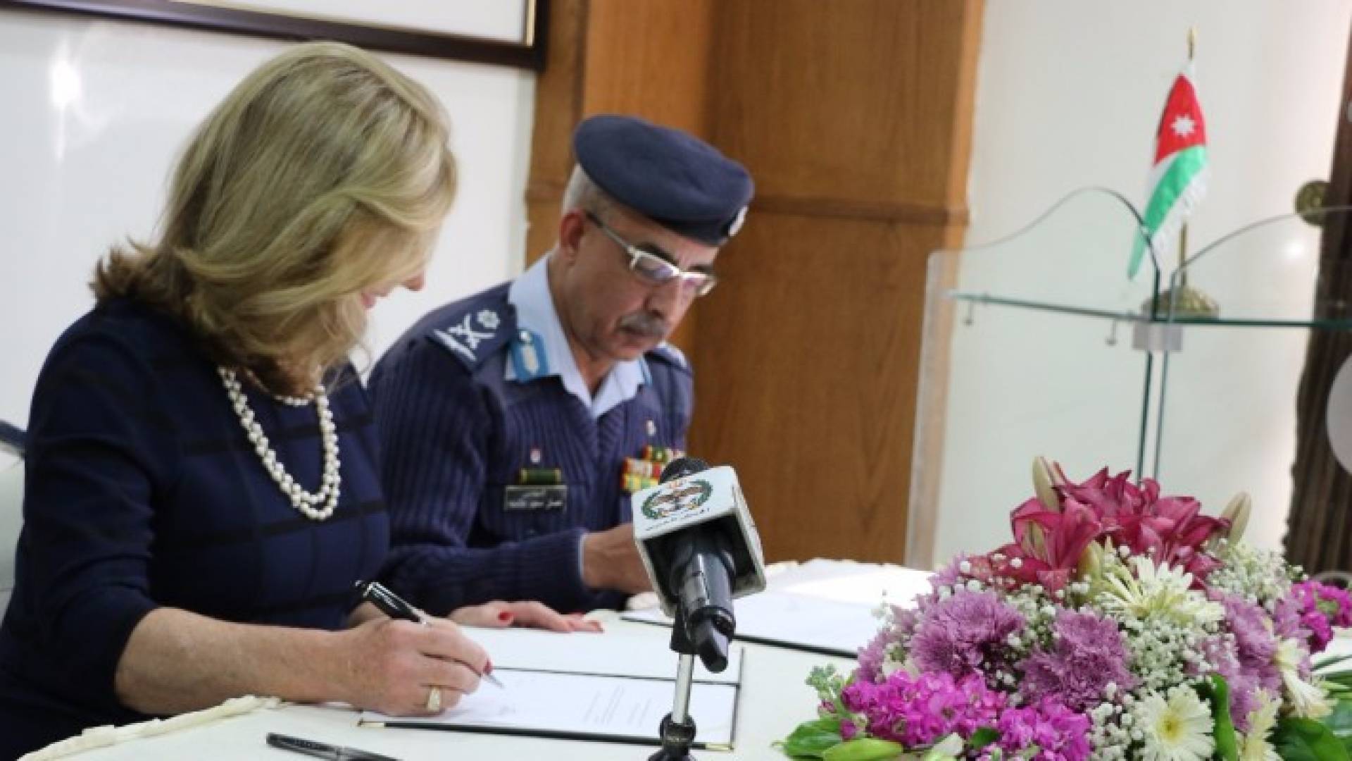 جانب من توقيع الإتفاقية