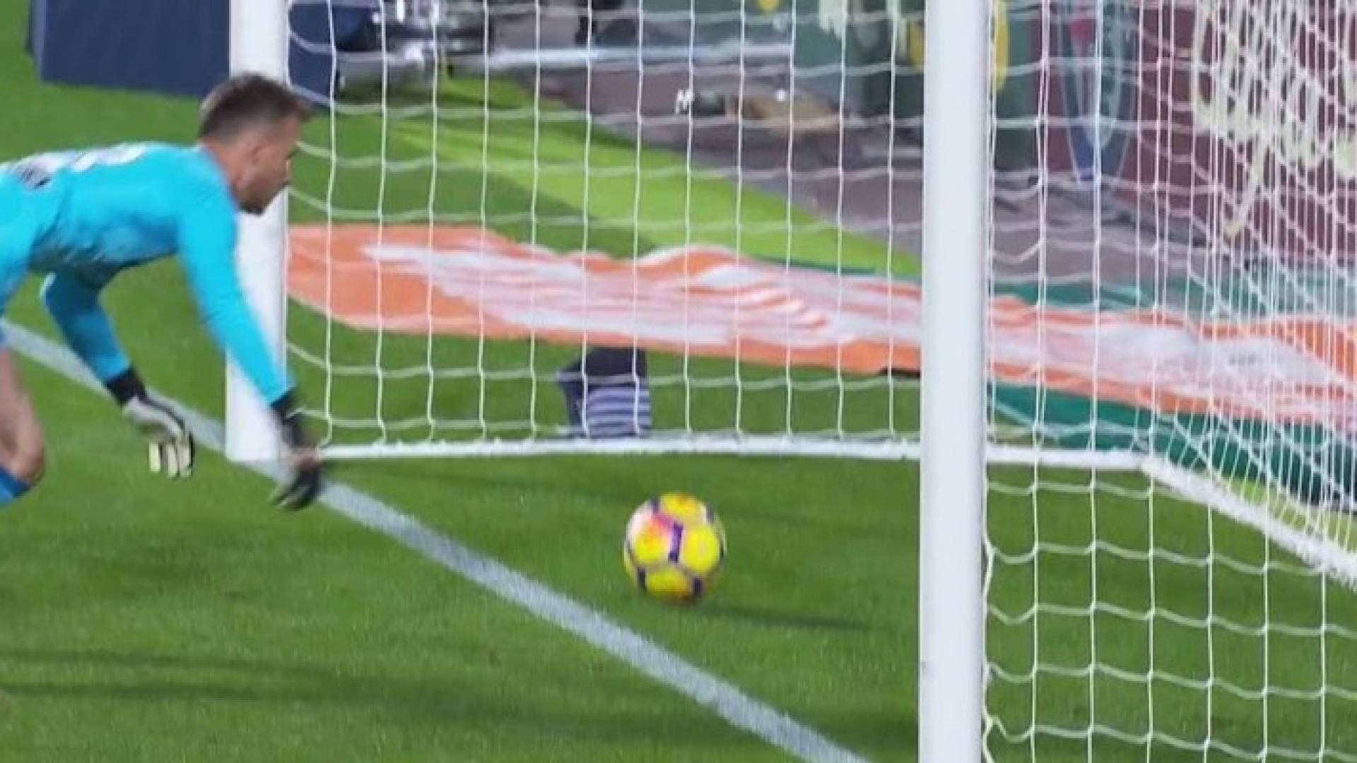 غضب في برشلونة من التحكيم الإسباني