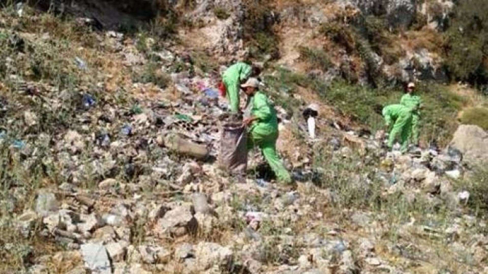 عمال وطن ينظفون احدى المناطق 