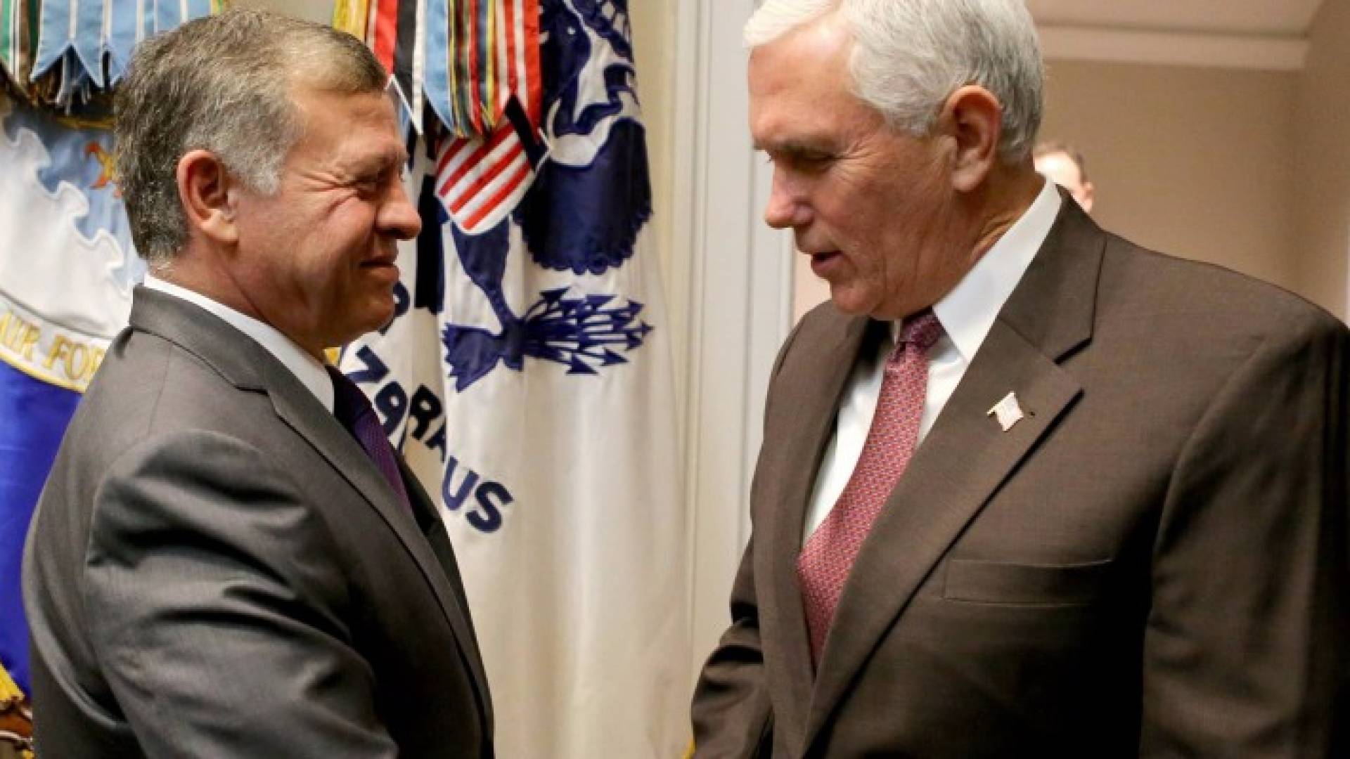 الملك يلتقي نائب الرئيس الأمريكي