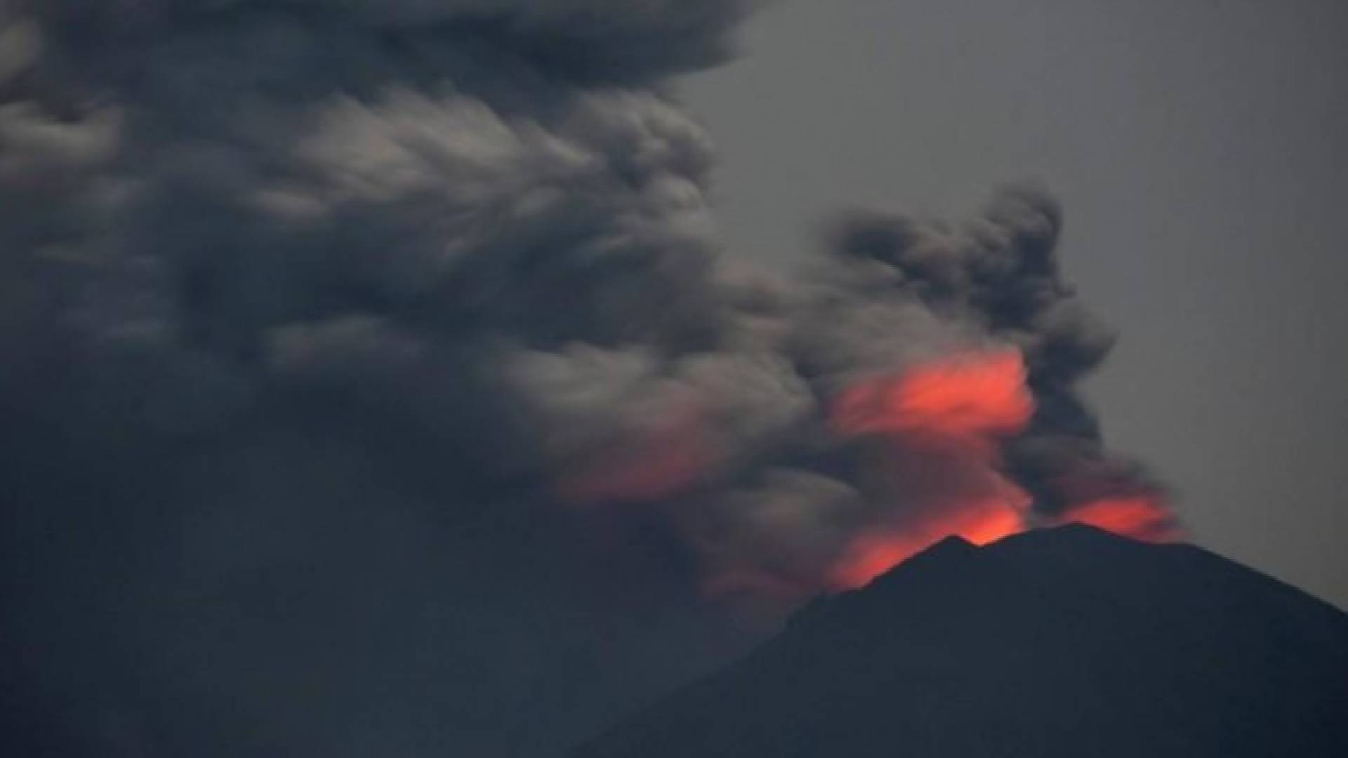 إندونيسيا تغلق مطار بالي لليوم السبب بسبب الرماد البركاني