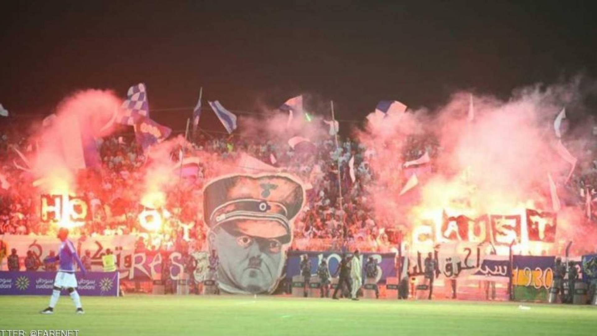 الجماهير رفعت صورة هتلر والى جانبها كلمة المحرقة