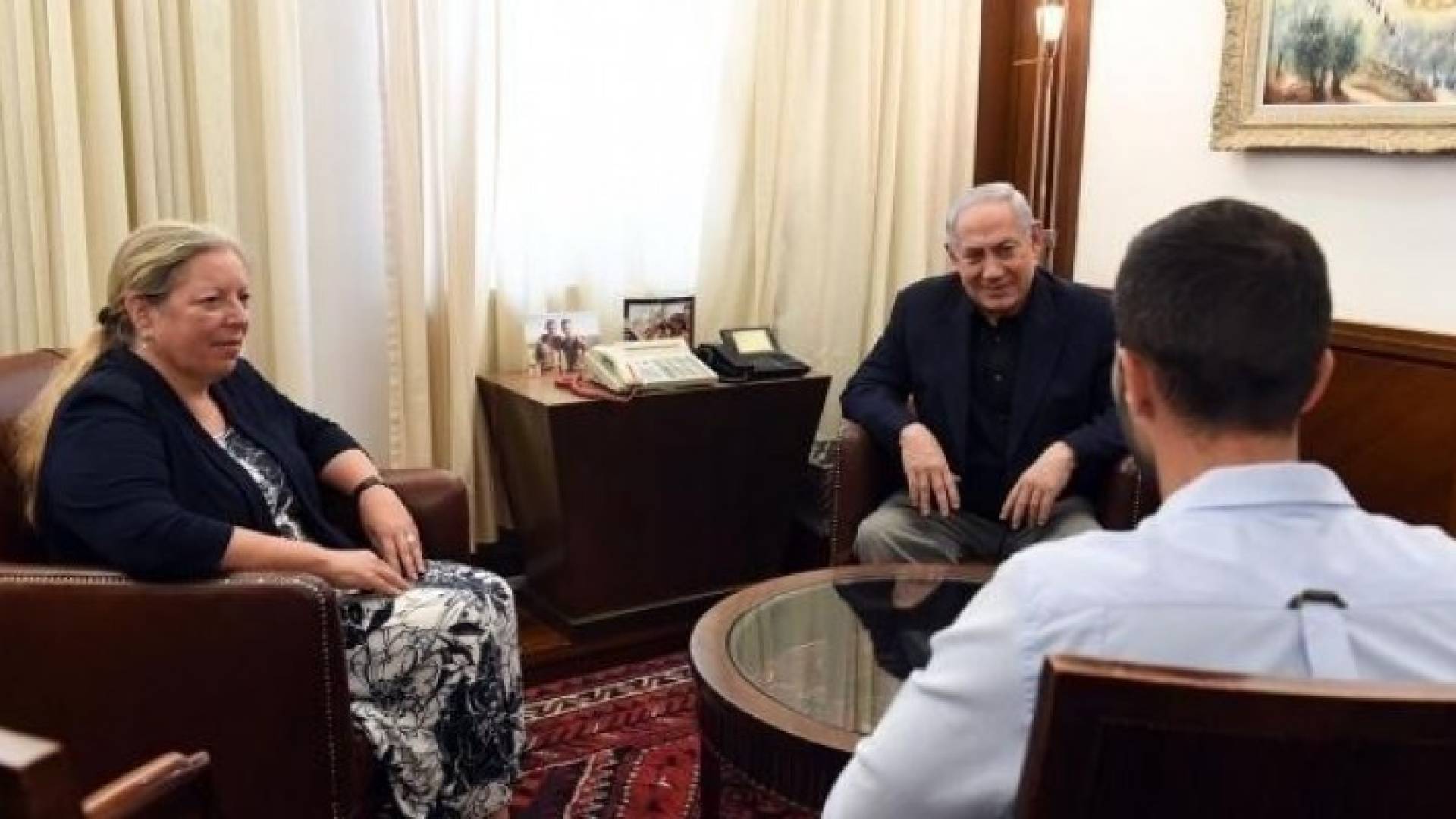  نتنياهو يستقبل السفيرة وحارس السفارة 