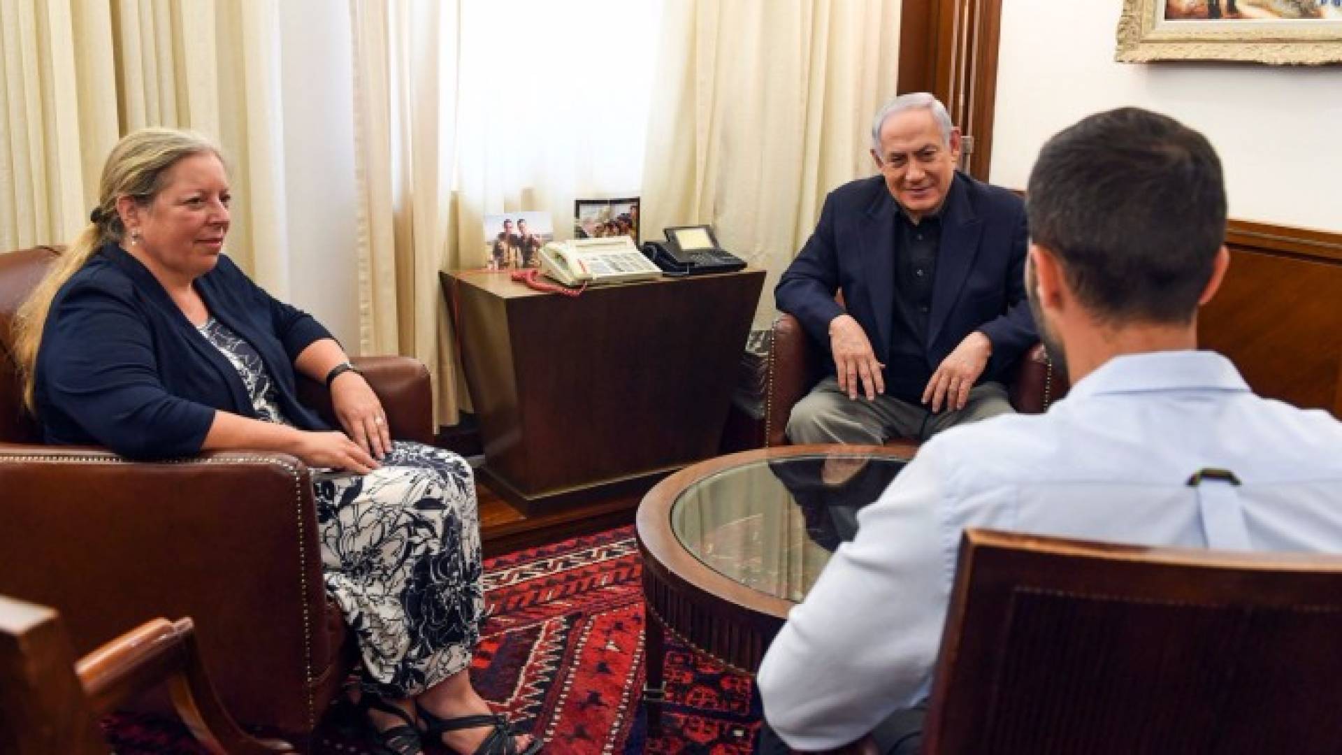 لحظة استقبال رئيس الوزراء نتنياهو لشلاين والقاتل زيف 