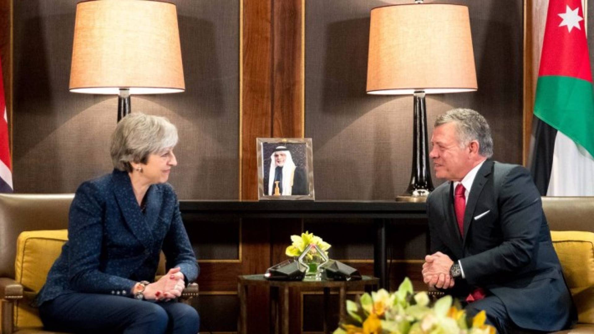 الملك يجري مباحثات مع رئيسة الوزراء البريطانية في عمان