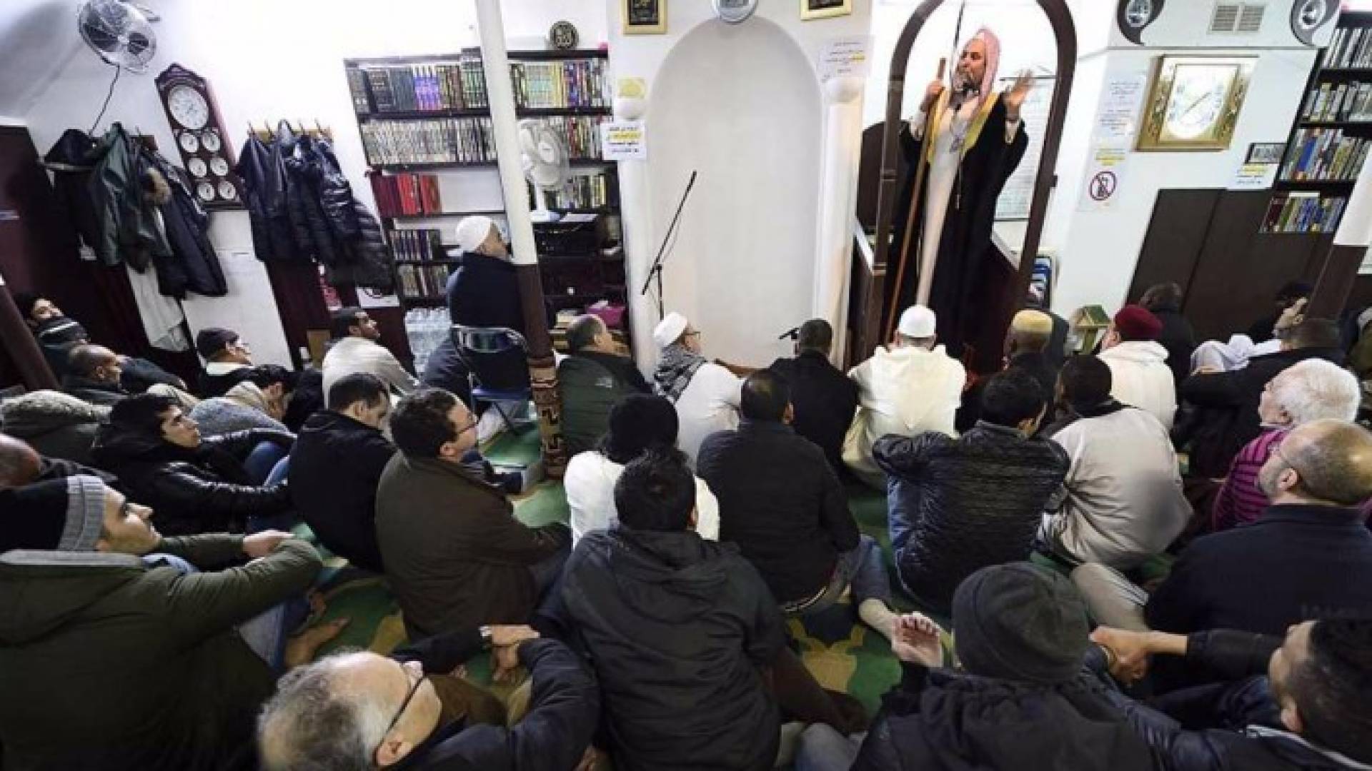 مسلمون يحضرون خطبة في مسجد بفرنسا