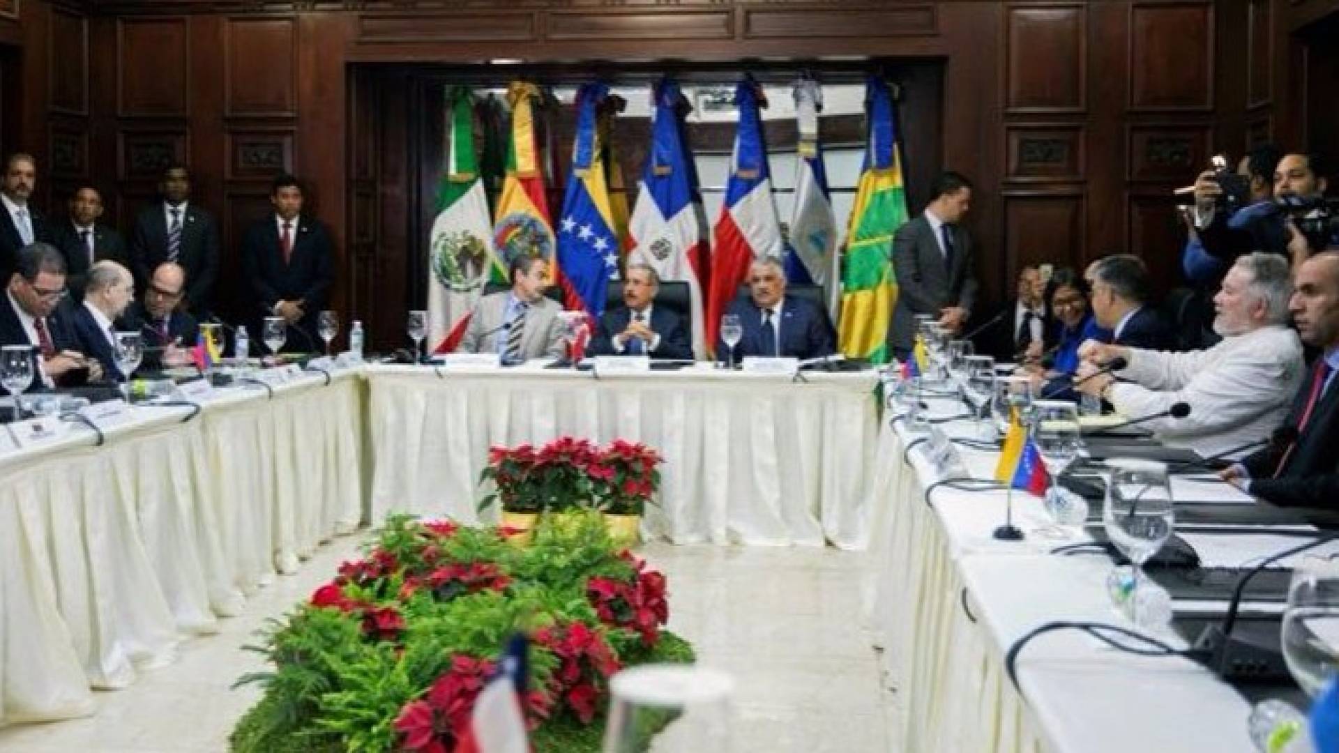 جانب من لقاء ممثلين عن حكومة فنزويلا والمعارضة