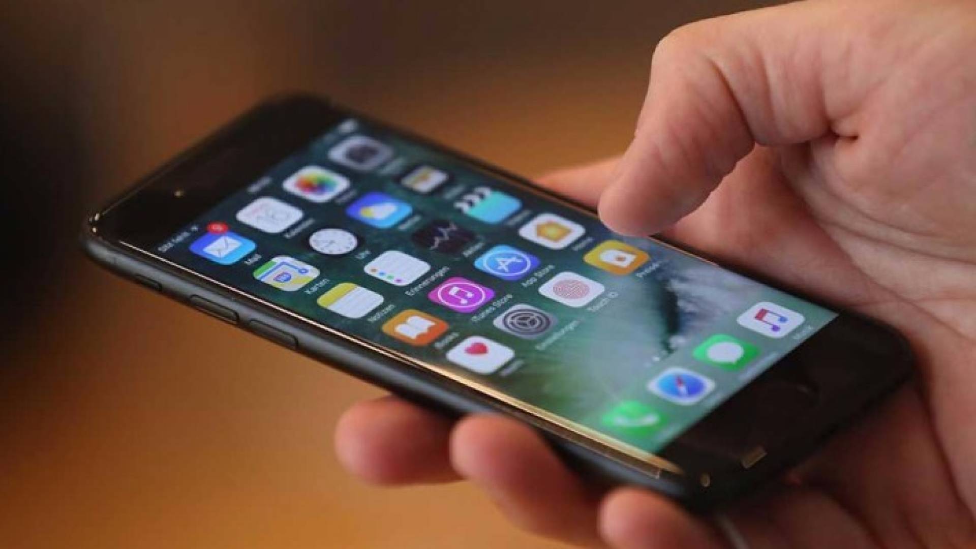 مشكلة غامضة.. هواتف آيفون تتعطل في ساعة وتاريخ محدد