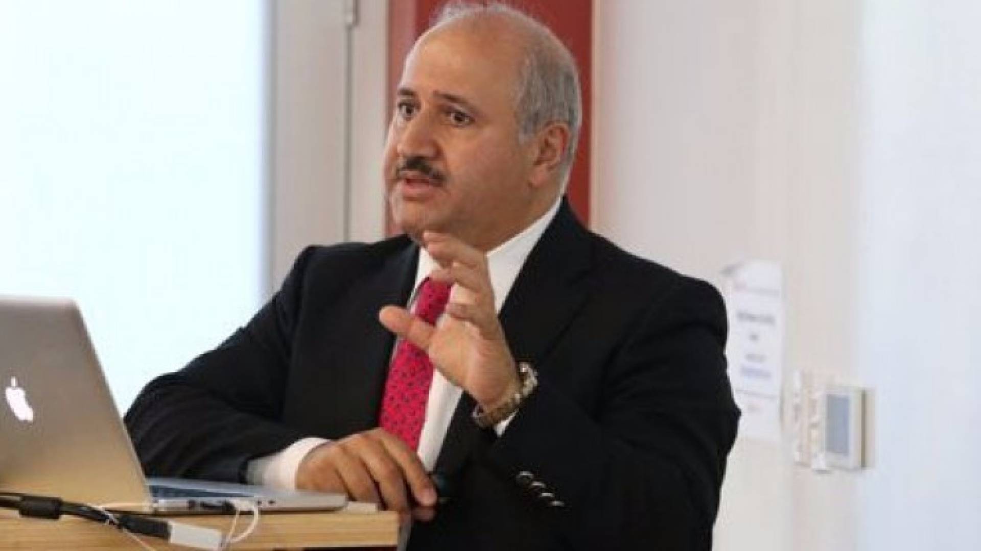 وزير المياه والري الدكتور حازم الناصر