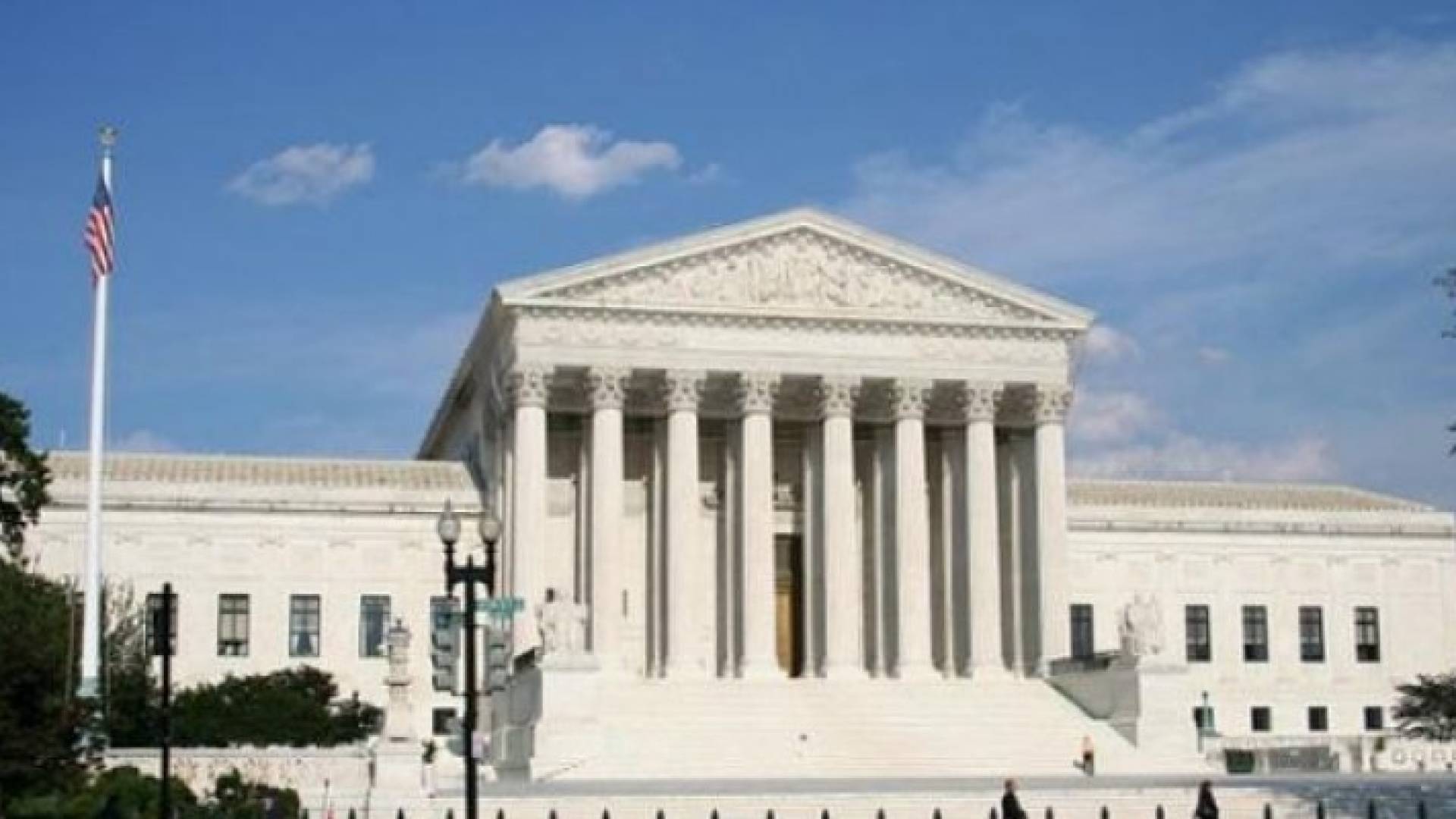 المحكمة الاميركية العليا تسمح بتنفيذ مرسوم ترامب حول مكافحة الهجرة