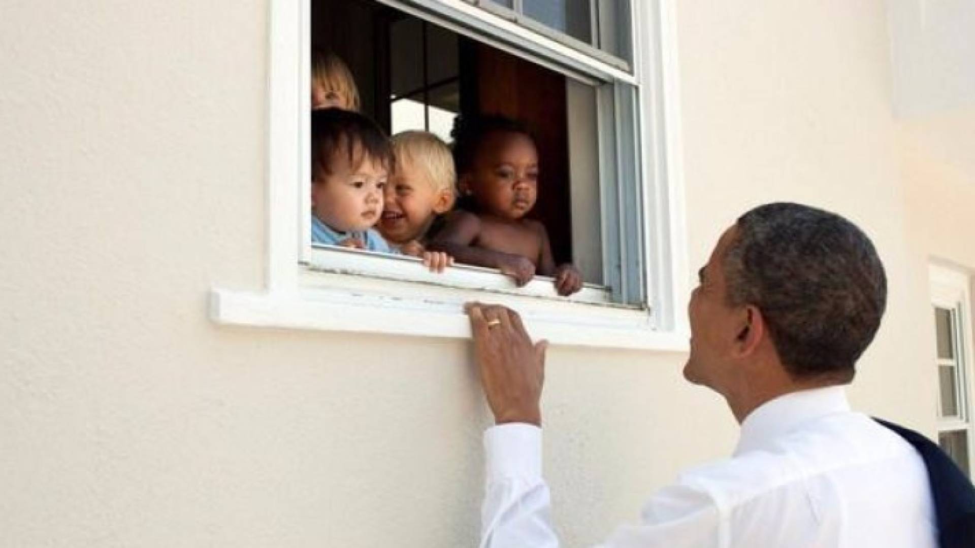 الصورة التي نشرها أوباما مع تغريدة حطمت الرقم القياسي على تويتر