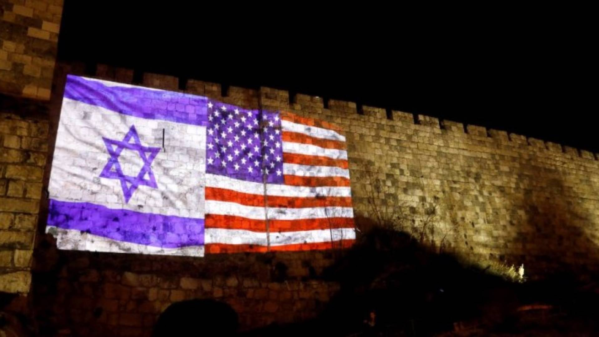 الاحتلال يضيء جدران باب الخليل بمدينة القدس بالعلمين الأمريكي والإسرائيلي 