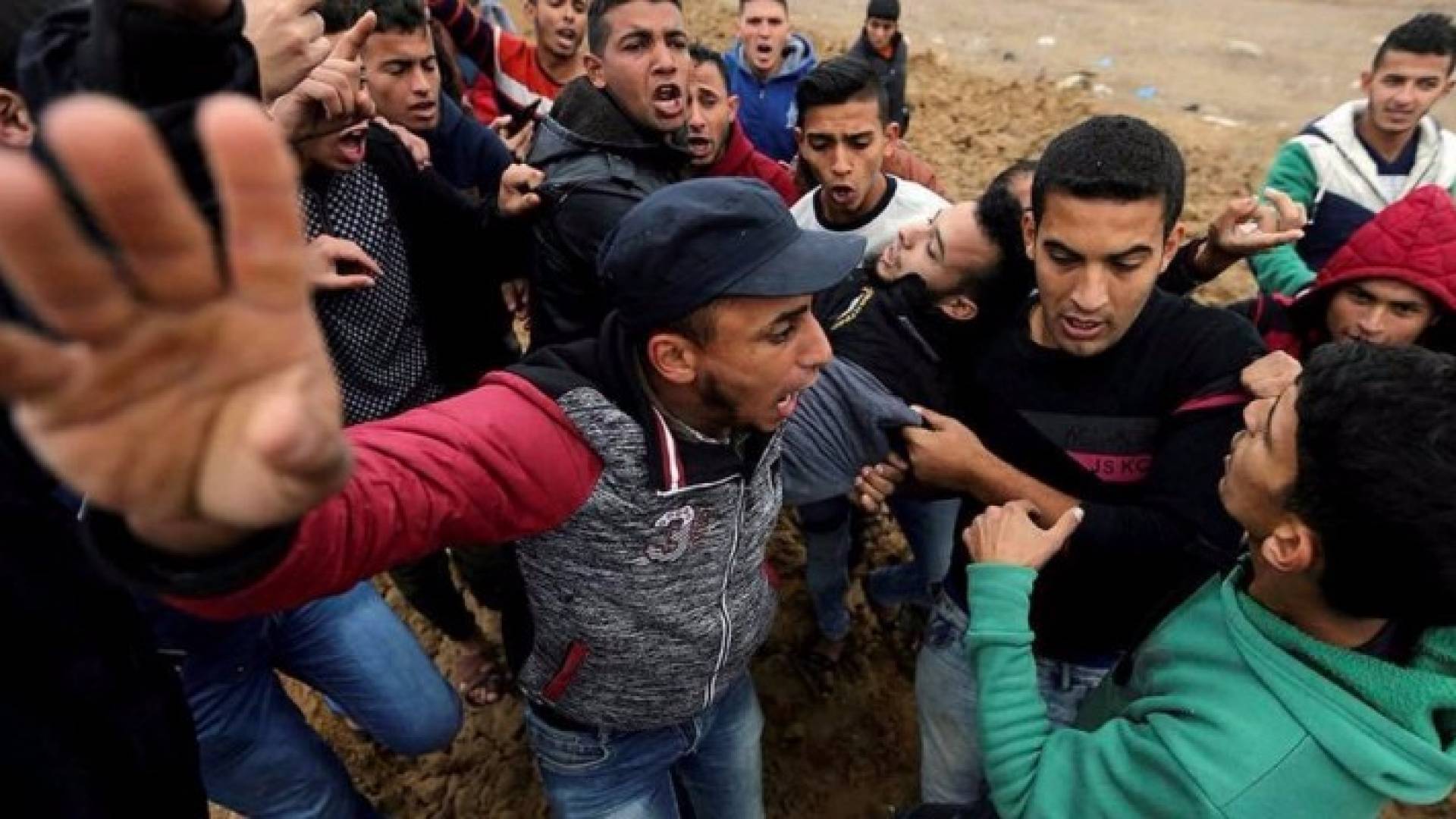 فلسطينيون يسعفون مصابا خلال مواجهات مع الاحتلا