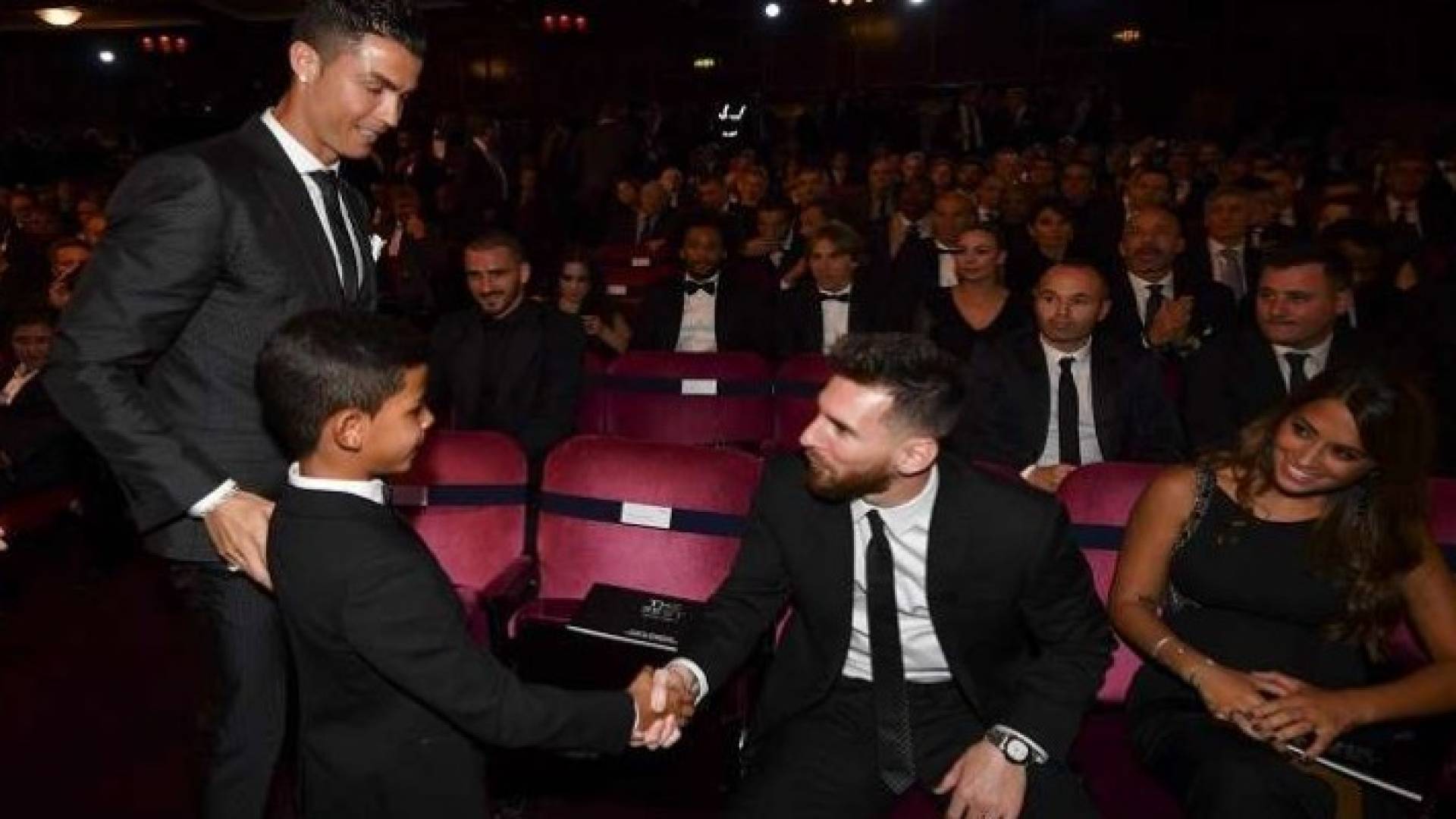 رونالدو يعاقب ابنه جونيور بعد رسالته إلى ميسي