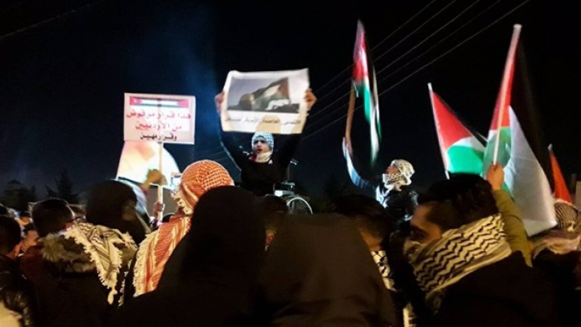 المعتصمون في محيط السفارة الأمريكية بعمان