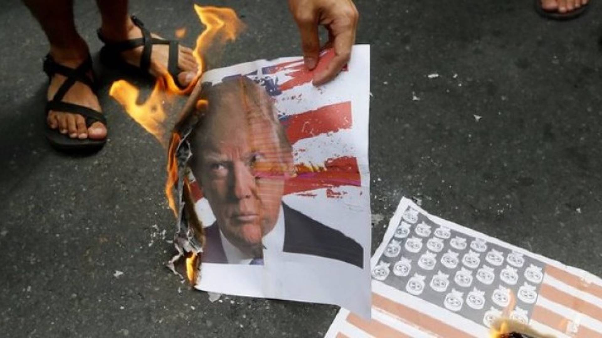 حرق صور الرئيس دونالد ترمب والعلم الأمريكي 