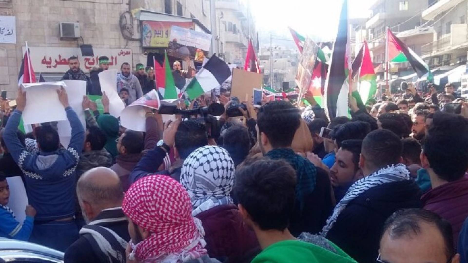 الصور من أمام المسجد الحسيني