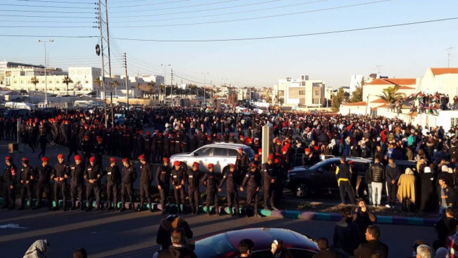 المحتجون امام السفارة