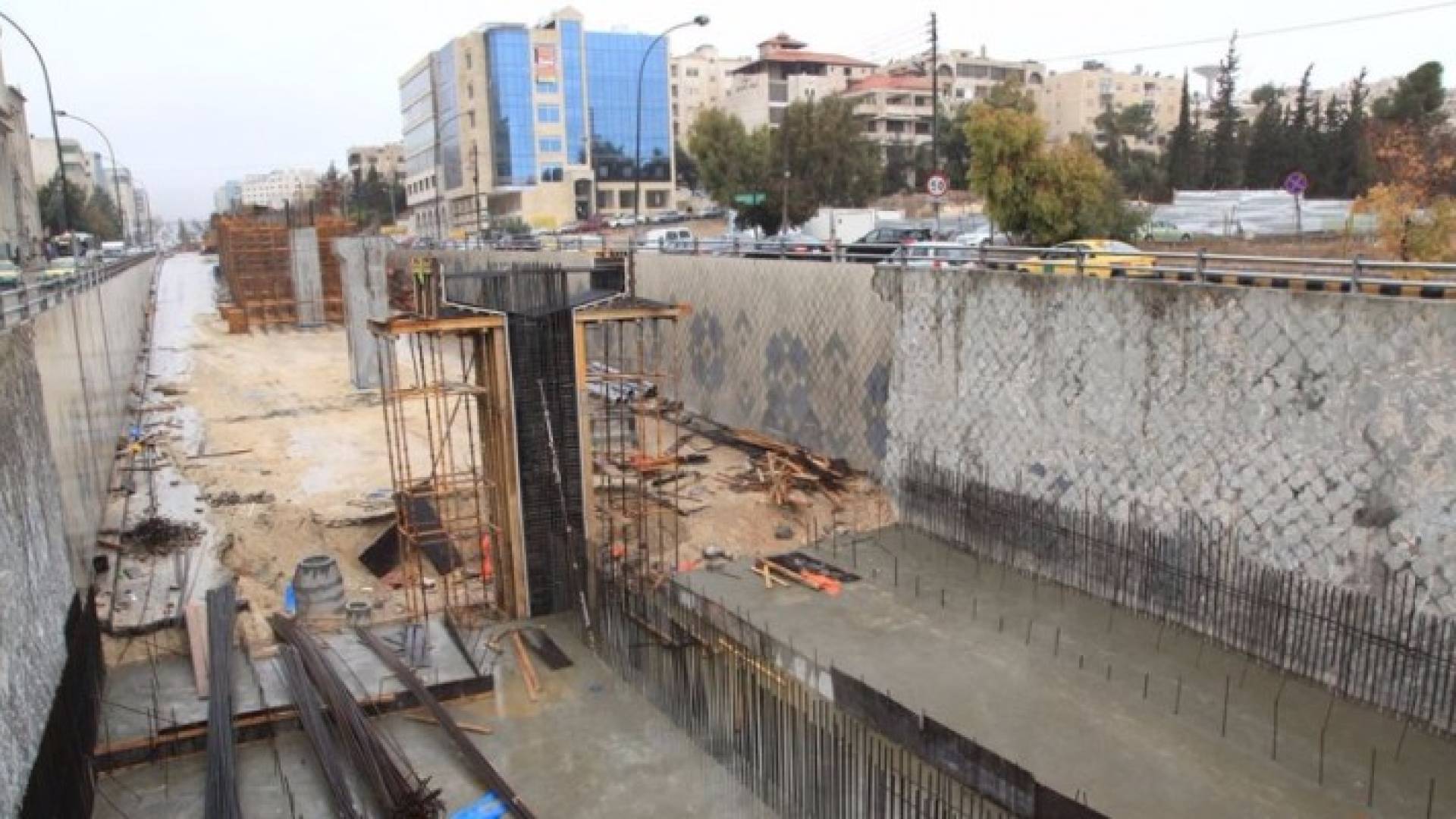 جانب من العمل في نفق الصحافة